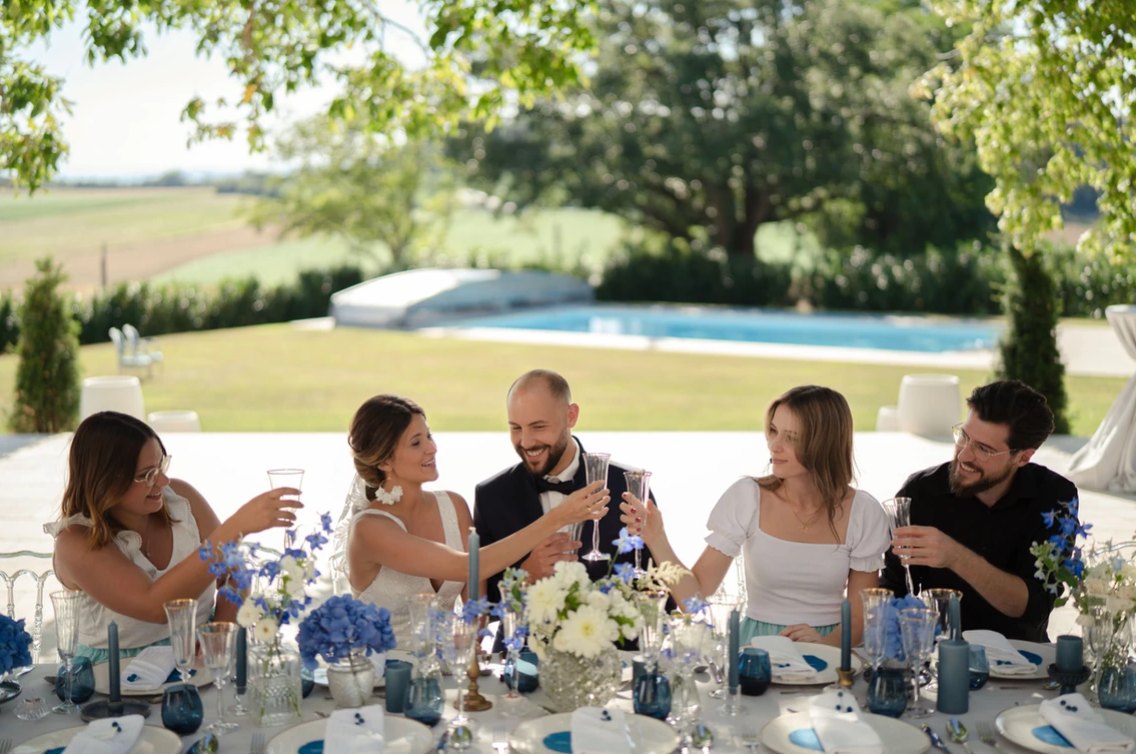 🌿✨ Une table, des rires, des souvenirs gravés à jamais… ✨🌿
Au cœur du Domaine de Bonaveau, les mariés et leurs témoins partagent un instant précieux, entre éclats de rire et émotions sincères. Un cadre enchanteur pour célébrer l’amour et l’amitié dans toute leur splendeur. ❤️
#DomaineDeBonaveau #MariageDeRêve #InstantsPrécieux #bonheurpartagé
Crédit photo : @charlierouvier
Videaste : passion Vidéo
Wedding planner et mise en scène : @manonbrichetweddingplanner
Design floral : @mlvegetal
Mise en beauté : @cut_by_elsa
Maison de couture @aurelie.mey
Costume : @mickelson