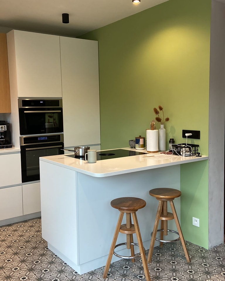 Une cuisine colorée 😍
Après vs Avant : le mur peint en vert change toute l'ambiance de la pièce.🤗
Le vert apporte de la douceur et du peps à cette cuisine. Il met en avant les meubles blanc et bois. Et ajoute de la personnalité à la pièce.
Nous avons amené la nature dans la cuisine, elle ressemble maintenant à 100% à ma cliente, graphiste, naturopathe, et fan de plantes.🌱
‐-------
#architectedinterieur #couleur #cuisine #vert #decorationinterieure #decoration #maisons #entrepreneur #créatricedinterieur #maison #décoratricedinterieur #conceptioncuisine #amenagementcuisine #belgique #architecteinterieur #meublecuisine #idéedéco #conseildeco #bienetre #couleurs