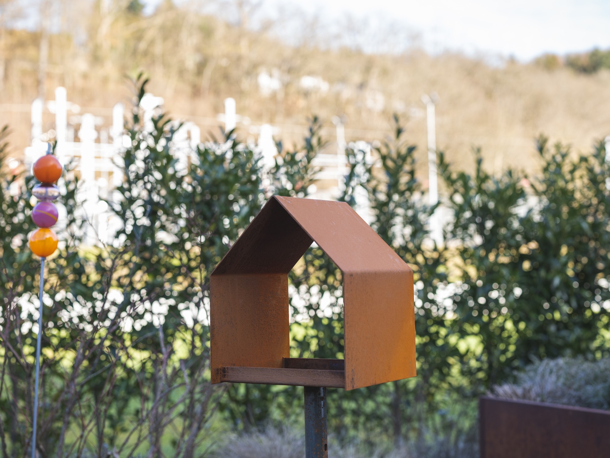 Bidd den Vigel e schéint Doheem. Eis Haisercher aus Corten-Stol kombinéieren Eleganz mat Funktionalitéit! 🐦❤️ #NaturFrënn"
