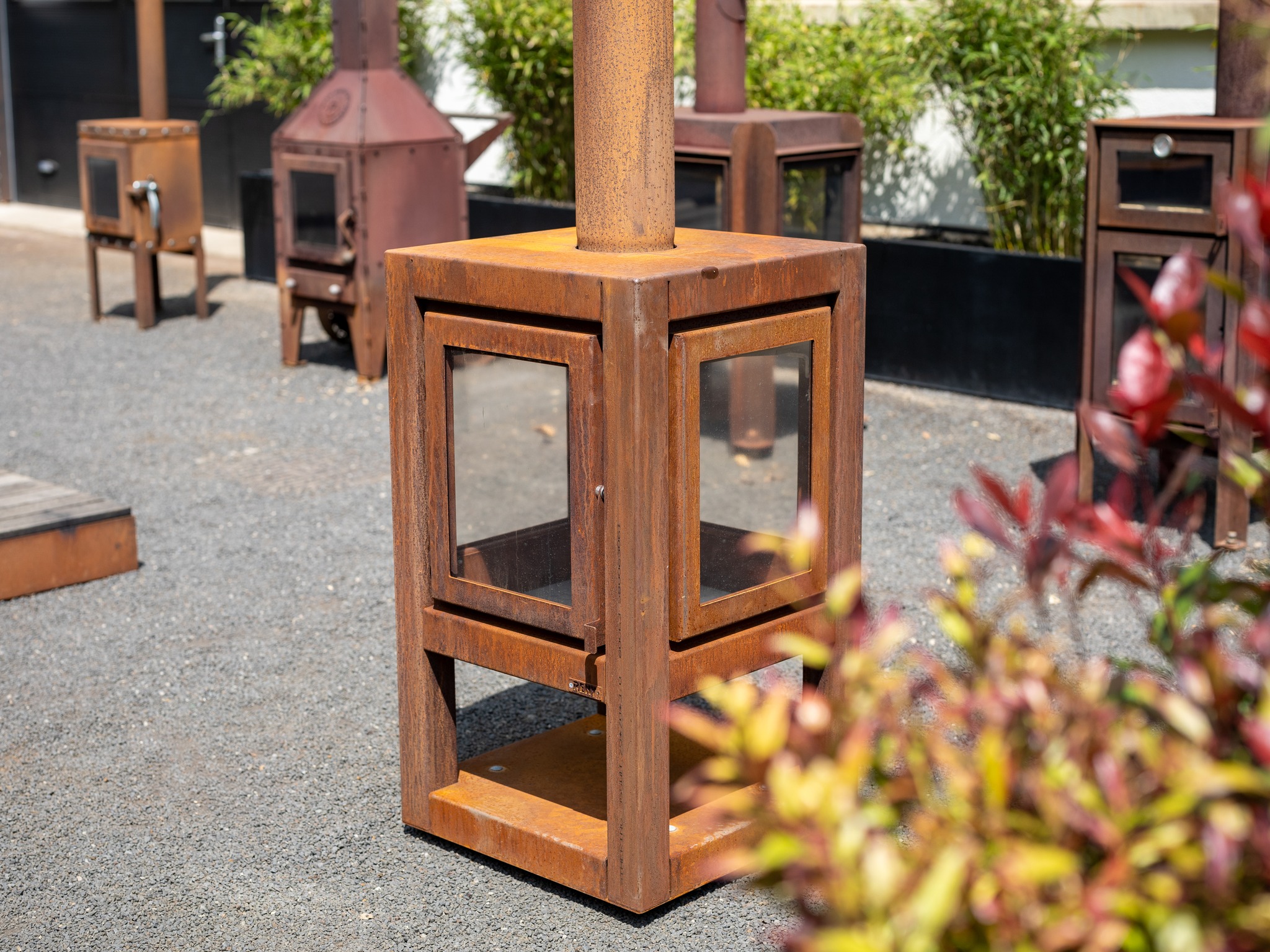 Kee Gaart ouni Feier. An eiser Expo zu Méchela fann dir eng sëllegen Feierplazen am Corten-Stol fir an de Gaart oder op Terrass.
👉 Eis Expo kann dir 24/24 - 7/7 besichen.