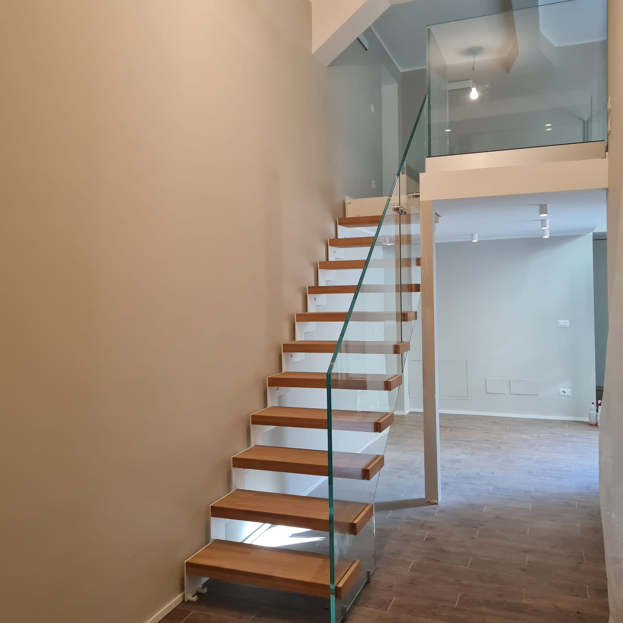 Scoprite l'eleganza di questo progetto di architettura e design. Un'armonia perfetta tra semplicità e modernità, perfettamente integrato nell'ambiente circostante.
Un'idea sorprendente per un equilibrio armonioso tra funzionalità e bellezza, che darà una nuova vita al vostro spazio abitativo.
.
Scala realizzata con gradini in legno spessore 60 mm, con struttura letarale in ferro e ringhiera formata da pannelli in cristallo stratificato extrachiaro, come la balaustra composta da binario in alluminio e vetro.
.
#ScaleDiDesign #InteriorDesign #ProgettoCompletato
#ScalePerInterni #Arredamento #DesignInterno #Architettura #ScaleDiLusso #ScaleModerne #ScaleInAcciaio #ScaleInLegno #scalavetro #RinnovaLaTuaCasa #IspirazioneDiDesign #Innovazione #DesignElegante #madeinitaly #cierrescale #ringhiere #interiordesign #modernstyle #stilecontemporaneo #stairs #woodstairs