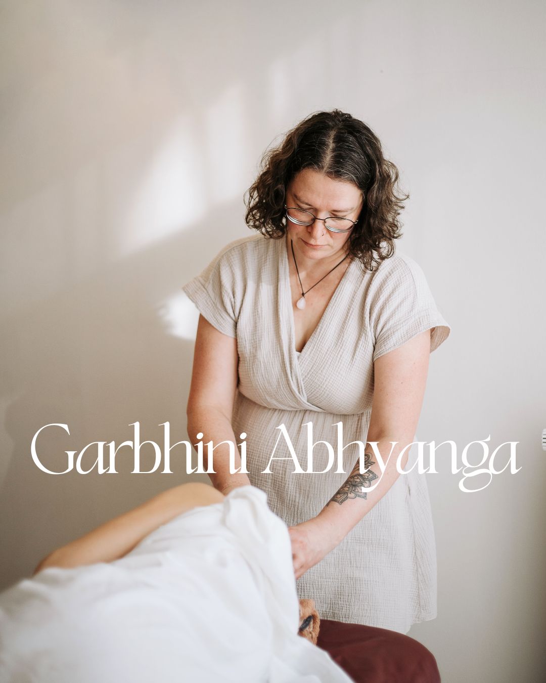 "Ein sanfter Tanz mit zwei liebevollen Händen und warmen nährenden Öl auf dem wundervollen Körper einer Frau, in deren Inneren ein kleines Wunder wächst und zwei Herzen im Rhythmus des Lebens schlagen!" -so würde ich die Garbhini Abhyanga beschreiben.
Die Garbhini Abhyanga, eine ayurvedische Massage für Schwangere, kann ab der 12. SSW empfangen werden und unterstützt, nährt und stärkt die werdende Mama ganzheitlich. Gleichzeitig festigt sie die Verbindung zwischen Mama & Baby.
Lass dich mit warmen Kräuteröl verwöhnen, sanft berühren und genieße eine wohltuende Auszeit ganz für dich und dein Baby.
Wenn du mehr zu dieser besonderen Massage erfahren möchtest, findest du mein besonders Angebot online sowie verfügbare Termine - Link in der Bio.
Lass dich in dieser besonderen Zeit berühren!
MASSAGE
GARBHINI ABHYANGA
SCHWANGERENMASSAGE
BERÜHRUNG
Photo: @akasha_ayurveda_ :-)
