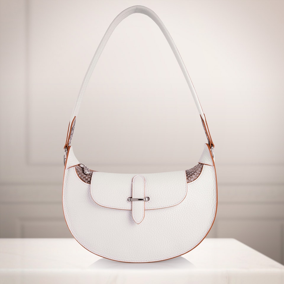 Le sac Equinoxe en taurillon blanc et python naturel.
Prouès by David Hanna - Paris
#savoirfaire
#meilleurouvrierdefrance
#parisluxury
#luxurybag
#triangledorparis
#frenchbag
#madeinfrance
#prouesbydavidhanna
#maroquineriefrancaise
#leatherwork
#frenchleather
#craftmanship
#pythonbag