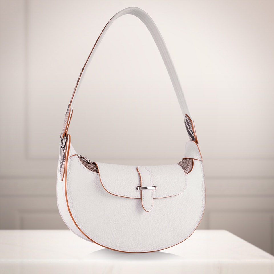 Le sac Equinoxe en taurillon blanc et python naturel.
Prouès by David Hanna - Paris
#savoirfaire
#meilleurouvrierdefrance
#parisluxury
#luxurybag
#triangledorparis
#frenchbag
#madeinfrance
#prouesbydavidhanna
#maroquineriefrancaise
#leatherwork
#frenchleather
#craftmanship
#pythonbag