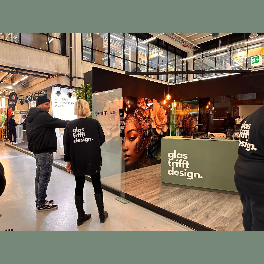 TOLLER AUFTAKT.
Am ersten BEA Wochenende durften wir bereits viele Gäste bei uns am KURTH Stand begrüssen. Es wurde gestaunt, gelacht und es gab viele spannende Gespräche. Danke an alle, die schon bei uns waren - auf alle anderen freuen wir uns noch.
#bea_bern #design #lifestyle #design #innenausbau #schweiz #trend #innovativ #manufaktur #kurthglas