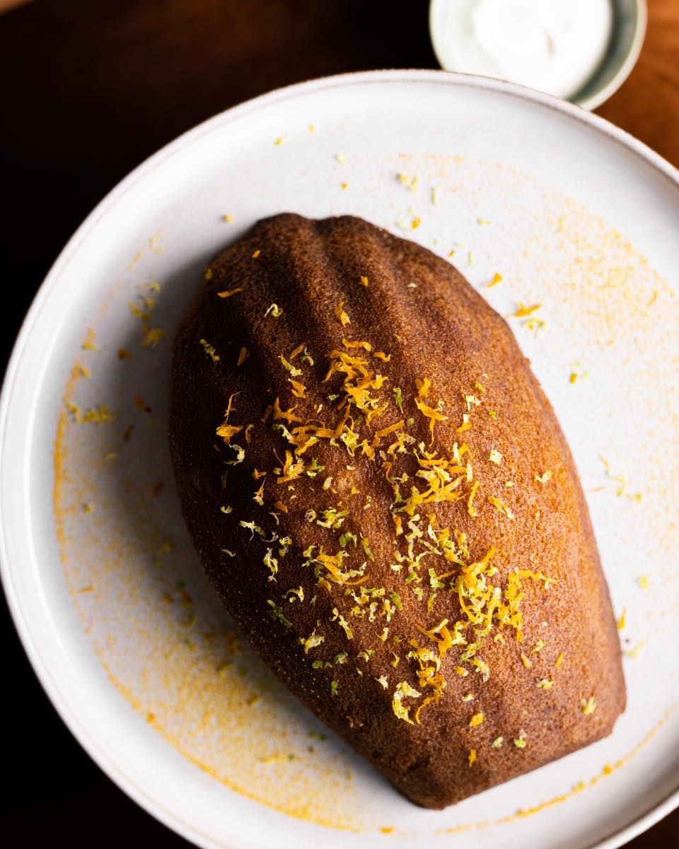 Seule ou à partager, la madeleine est l’un des trois desserts signatures du Belvédère ⚓️
Son plus ? Elle est flambée à la Prunelle de Troyes, un alcool 100% local ! 📍