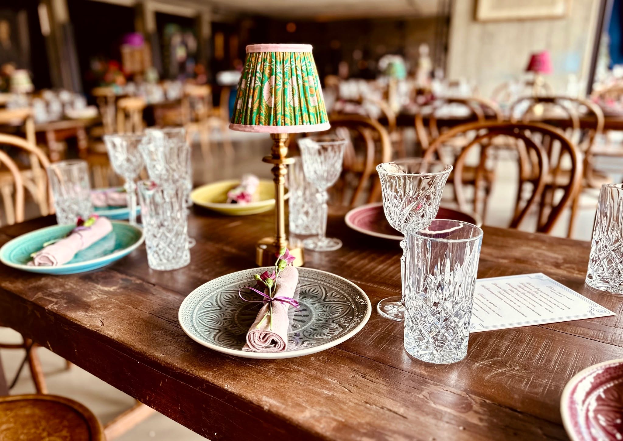 GLÄSER - TELLER - BESTECK 🍴🍸
Wir sind Ihr Ansprechpartner für hochwertige und stilvolle Gastroausstattung. Bei uns finden Sie eine große Auswahl an Porzellan, Gläsern und BesteWir sind Ihr Ansprechpartner für hochwertige und stilvolle Gastroausstattung. Bei uns finden Sie eine große Auswahl an Porzellan, Gläsern und Beste#cateringmurahck. 🍽️💎
- Teller & Tassen
- Schalen & Platzteller
- REX Gläser
- Wein & Cocktailgläser
- Tumbler & Trinkgläser
- Messer, Gabeln & Löffel
- Salat- & Vorlegebesteck
https://eventshop.tirol/collections/porzellan-glaser-besteck
#EventManagement #eventspace #tirol #topservice #zuverlässig #eventengineering #professionell #fantasyeventengineering #besteck #porzellan #gläser #gastro #catering