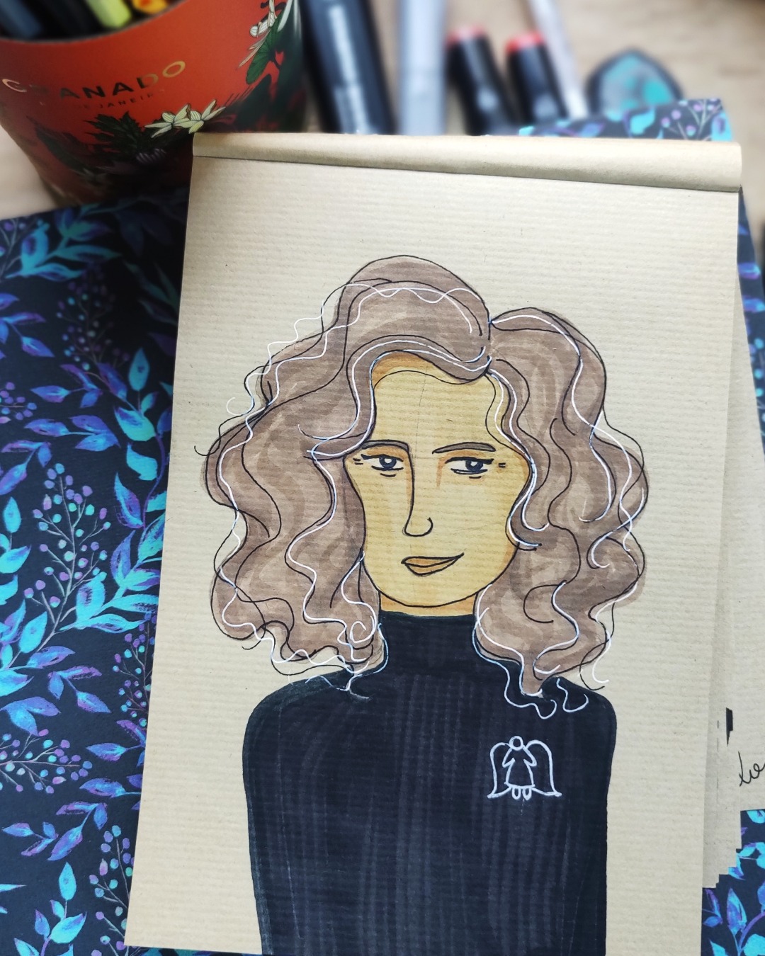 Zuzu Angel foi uma estilista brasileira que transformou a moda em um instrumento de resistência e denúncia contra a ditadura militar no Brasil. Nascida em 1921, em Minas Gerais, mudou-se para o Rio de Janeiro, onde começou sua carreira como costureira, criando roupas que misturavam elementos da nossa cultura com sofisticação internacional. Nos anos 1960, Zuzu alcançou reconhecimento mundial, levando suas criações para desfiles em Nova York e conquistando clientes de prestígio. No entanto, sua vida tomou um rumo trágico e político após o desaparecimento de seu filho, Stuart Angel, que foi preso, torturado e morto em 1971 pelo regime militar.
A partir desse momento, Zuzu transformou sua dor em luta. Determinada a expor as atrocidades da ditadura, ela usou sua visibilidade internacional para denunciar o desaparecimento de Stuart e de outros jovens perseguidos pelo regime. Incorporou símbolos de luto e protesto em suas coleções, como estampas de anjos, pássaros engaiolados e manchas vermelhas que simbolizavam sangue. Em 1971, realizou um desfile internacional que chamou atenção para a repressão no Brasil, desafiando diretamente o governo militar. Sua coragem teve um alto custo: Zuzu passou a ser monitorada e perseguida pelo regime.
Em 1976, Zuzu morreu em um acidente de carro suspeito, amplamente interpretado como um atentado político. Sua luta, no entanto, não foi em vão pois ela tornou-se um símbolo da resistência e da busca por justiça. Sua história é um lembrete poderoso de como a arte e a moda podem ser usadas como ferramentas de enfrentamento e transformação social.
#zuzuangel #resistenciafeminina #memoriaeresistenca #nuncaesquecer #ditaduranuncamais #galeriaextraordinaria