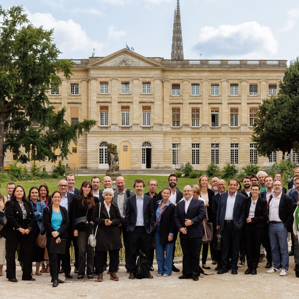 4e édition de « l’Université In Situ » de l’Université de la Ville de Demain à Bordeaux.
Après les villes moyennes de Saint-Dizier, Val-de-Reuil et Lourdes, la Fondation Palladio s’est tournée vers la métropole régionale parmi les plus attractives de France, qui repense son modèle pour un développement urbain plus apaisé.
Une journée riche en découvertes et rencontres :
👉 Des échanges avec la ville de Bordeaux et son maire Pierre HURMIC
👉 Une présentation inédite du projet Canopia par le fondateur d’Apsys, Maurice Bansay : une réhabilitation de 4 hectares, qui transforme un quartier à l’abandon en un quartier mixte avec une exigence environnementale hors-norme, avec la création d’un grand parc sur les bords de la Garonne
👉 Un décryptage des grands enjeux du territoire avec le Directeur de l’agence d'urbanisme Bordeaux Aquitaine, Simon du Moulin de Labarthète
👉 Une visite des nouveaux quartiers de la ZAC Saint-Jean Belcier avec l’EPA Bordeaux Euratlantique, Valérie LASEK, Mathilde Diaz et Camille Baumann
👉 Une séquence sur la « Grande gare de Bordeaux » avec Raphaël Ménard de l'AREP, Vincent BOUVIER et SNCF Gares & Connexions
👉 Un déjeuner convivial au Château des Carmes Haut-Brion à l’invitation de Patrice PICHET du Groupe Pichet