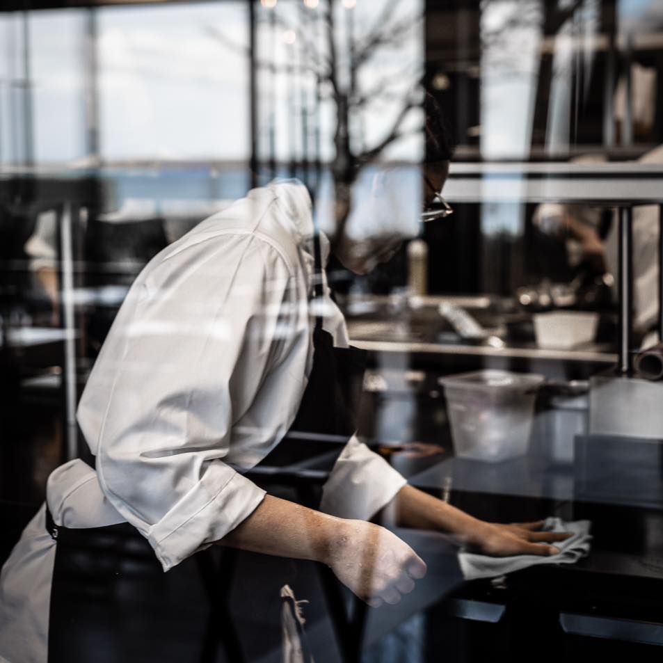 Saviez-vous que notre équipe de cuisiniers est composée de plus d’une quinzaine de personnes ? 👨🏾🍳
Ils s’attellent chaque jour pour vous donner le meilleur goût possible dans vos assiettes 🍽️
Merci à toute l’équipe 💙