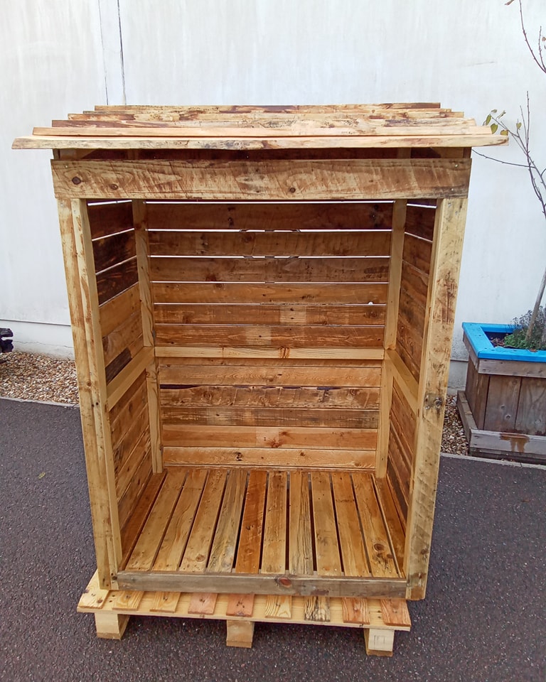 Beautiful log store made from pallet wood with a waney edge cedar roof. This one has been made to order but we have another one ready to go. 110cm wide, 60cm deep and 152cm high. Get in touch for an individualized quote!