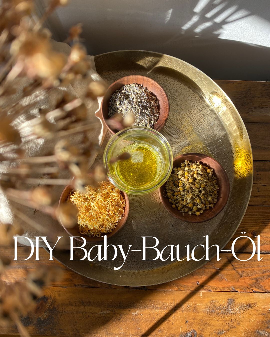 Berührungen sind so nährend! Für uns alle!
Du kannst dich mit einer Selbstmassage nähren oder dich massieren lassen. Ein sanftes Massageöl kannst du dafür ganz einfach herstellen.
Dieses DIY-Rezept ist für ein Baby-Bauch-Öl, dass du als werdende Mama verwenden kannst um deinen Bauch zu massieren, deinen Körper zu nähren und dich mit deinem Baby zu verbinden. Mit diesem Öl kannst du auch dein Baby massieren, wenn es auf der Welt ist.
P.S.: Du kannst es auch für dich verwenden, wenn du keine Mama bist oder als wunderbares Geschenk herstellen.
Dafür benötigst du:
Ein sauberes Schraubglas
50 ml Bio-Mandelöl
1 EL Lavendelblüten
1 EL Calendulablüten
1 EL Kamillenblüten
Je nach dem wie viel Zeit du hast kannst du einen Kaltauszug herstellen oder einen Warmauszug. Sterilisiere auf jeden Fall dein Schraubglas mit heißem Wasser.
Geben dann für den Kaltauszug alle Zutaten in das Glas und lasse sie an einem dunklen Ort 4-6 Wochen ziehen - wichtig die Blüten sollten mit Öl bedeckt sein. Du darfst das Glas täglich schütteln. Nach der Ziehzeit kannst das Öl durch ein Mulltuch oder Kaffeefilter gießen.
Die schnellere Methode die ein Warmauszug. Gebe dafür die Zutaten in das Glas und stelle dieses ohne Deckel bei 60 Grad in für eine Stunde in den Backofen. Etwas abkühlen lassen. Mit dem Deckel verschießen und 2 Tage ziehen lassen. Dann Die Kräuter mit einem Mulltuch/Kaffeefilter abseihen.
Das Öl kannst du dann direkt zur Massage verwenden.
Viel Freude beim Ausprobieren!
MASSAGE
BAUCHMASSAGE
SCHWANGER
BABYMASSAGE