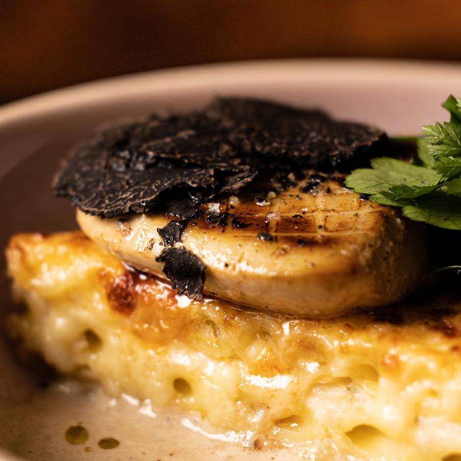 Pour les amoureux de pâtes, il est temps de vous faire plaisir avec nos Ziti gratiné au Comté, foie gras poêlé, sauce Albufera et truffe de saison 🍝🍄🟫