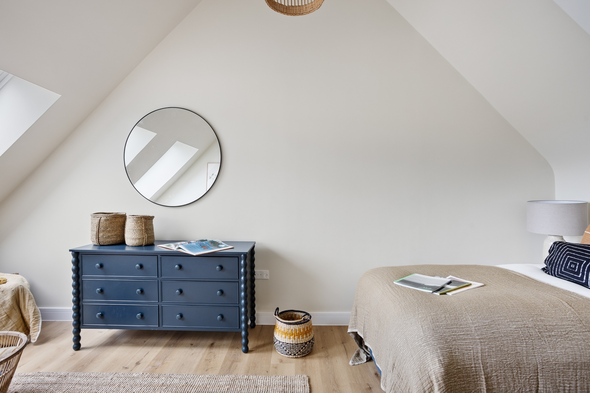 No.3 🌊
Our bright bedrooms combine comfort and style, with natural light creating a warm and airy atmosphere that helps you feel completely relaxed and rejuvenated.
#WoolacombeSunset #ExploreDevon #Willingcott #EscapeToTheCoast #DevonEscape #FamilyGetaway #UnwindInStyle #WoolacombeAdventures #LongWeekendRetreat