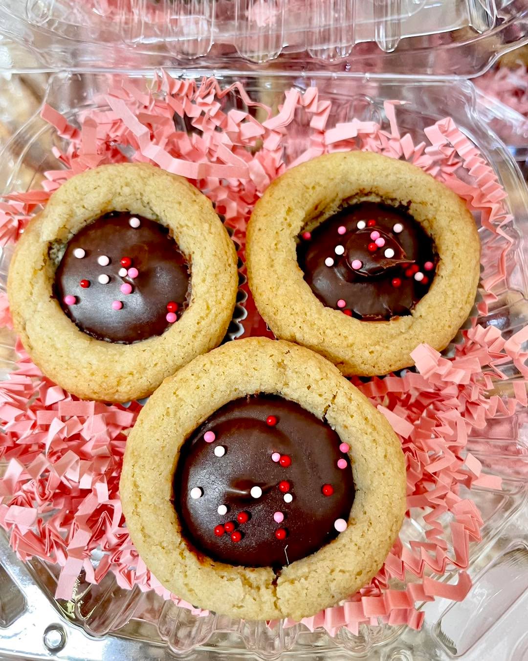 It’s almost the weekend and we got all the sweets you need and then some!! 😍
✨NEW! Decadent Triple Chocolate Pop Tarts
💫Buttery & Delicious Pink Butter Cookies 😍
✨BROOKIES! (Cookie + Brownie = Brookie 💕)
💫NEW!! Cinnamonlicious!! Churro Rice Krispies
✨Sweet & Spicy BBQ Chex Mix 🌶️
💫NEW!! Rockstar Granola
✨Sprinkle Cookie Butter Cookies
💫Our Fave Oatmeal Cream Pies!
✨Chocolate Chip Cookie Cups w/ A Creamy Chocolate Ganache Filling
💫NEW!! Lemon Merengue Pie Cookies 🍋🥧
✨Decadent Triple Chocolate & Coconut Cream Cupcakes 🧁