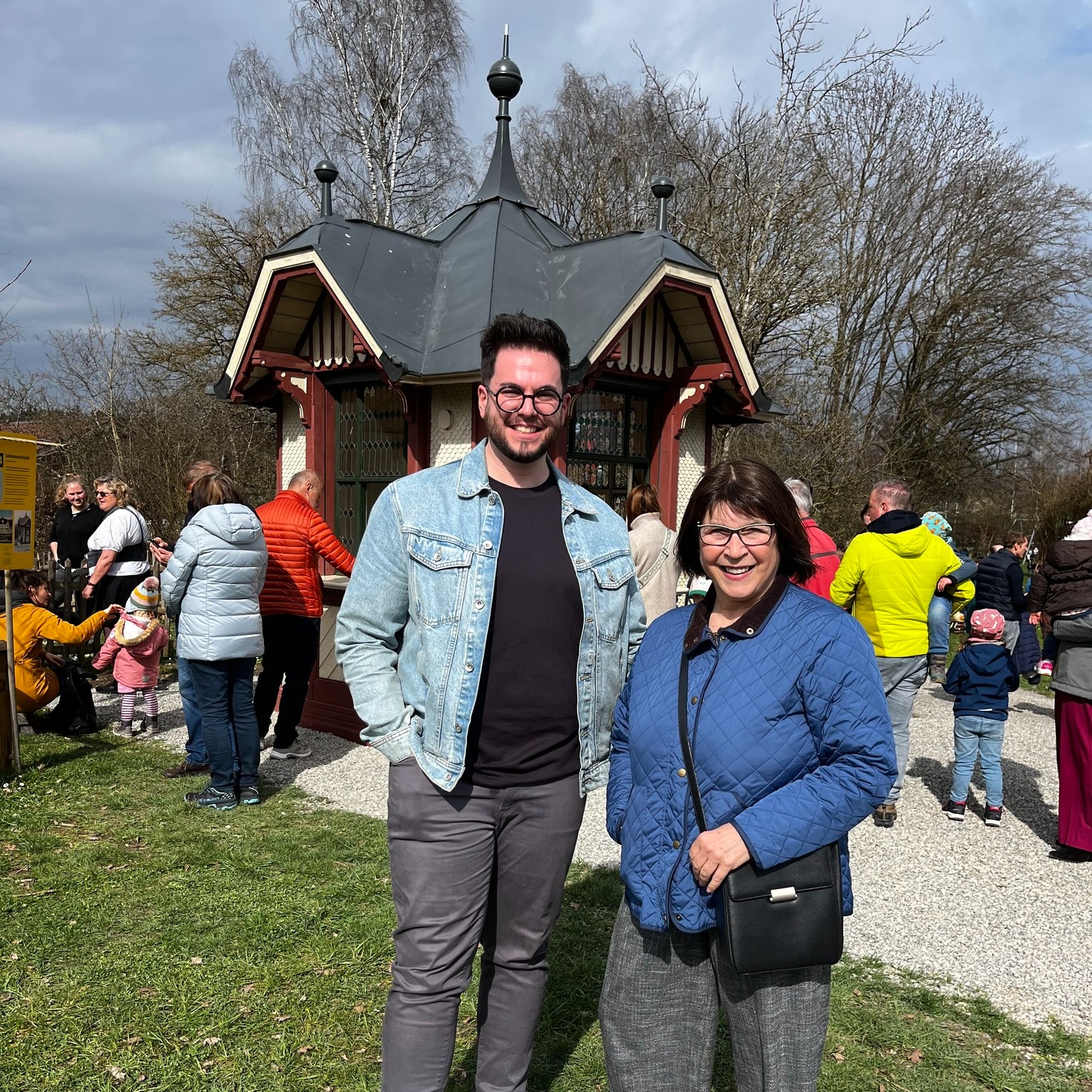 Das Oberschwäbische Museumsdorf Kürnbach feiert 🥳
Vor 50 Jahren übernahm der Landkreis Biberach die Trägerschaft des Museums. Seitdem hat sich das Museumsdorf mit bis zu 40 Bauwerken zu einem wahren Highlight unseres Landkreises entwickelt. 🤩
Zur Feierstunde wurde ein Schmuckstück dem Museum übergeben: Ein 125 Jahre altes Kiosk. Aus diesem Kiosk wurde früher Sodawasser ausgegeben. Unser Fraktionsvorsitzender im Kreistag Simon Özkeles und unsere Kreisrätin Martina Miller waren bei der feierlichen Übergabe dabei. Aus dem Kiosk wurde stilecht ein Gläschen Soda ausgegeben - nach überlieferten Originalrezept. Laut Martina und Simon wars lecker 🥤🍋
Das Museumsdorf gehört zu unserem kulturellen Erbe. Daher unterstützt unsere Fraktion im Kreistag das Museum nach Kräften. Erst kürzlich haben sie einem Beschluss zugestimmt, der knapp 5 Millionen € Investitionen in die Infrastruktur umfasste. 💪
@simon.oezkeles @museumsdorf_kuernbach @landkreis.biberach
#SPDBW #laupheim #spdbw #spd #riedlingen #illertal #DeineStimmeZählt #politikmitherzundkopf #SPD #sozialepolitikfürdich #federsee #badschussenried #badbuchau #biberach #landkreisbiberach