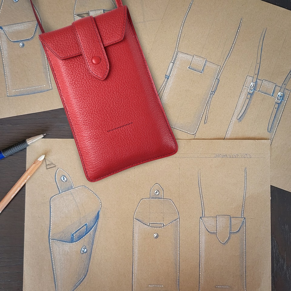 Des premiers coquis au produit fini...
Prouès by David Hanna - Paris
#savoirfaire
#meilleurouvrierdefrance
#parisluxury
#luxurybag
#triangledorparis
#frenchbag
#madeinfrance
#prouesbydavidhanna
#maroquineriefrancaise
#leatherwork
#frenchleather
#craftmanship
#leatherdesign
#phonecases
#phonebag