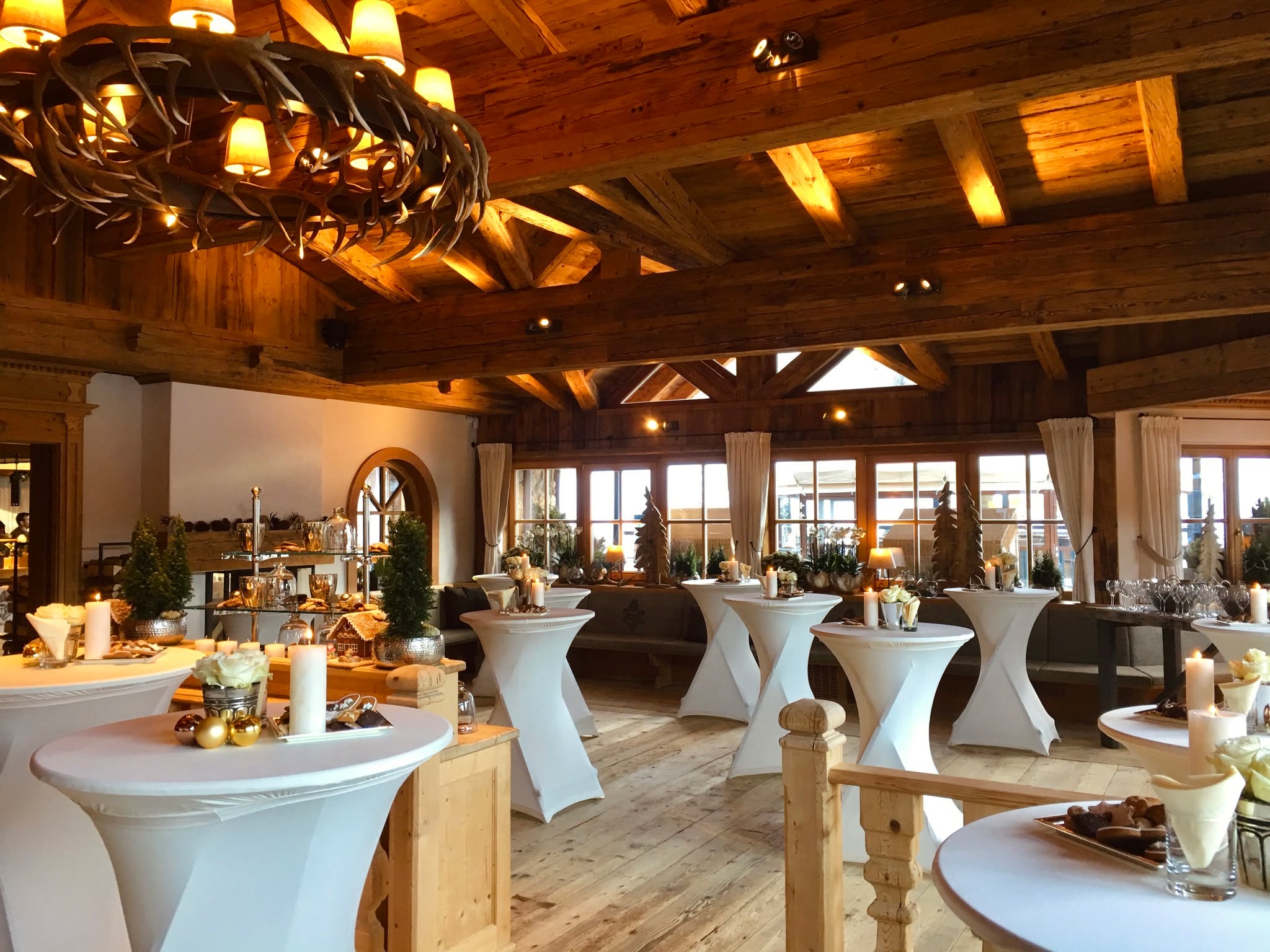 Lassen Sie sich inspirieren von unserem Mobiliar & Ausstattung im rustikal Chalet Style, passend für Geburtstagsfeiern, Hochzeiten und Firmenveranstaltungen. 🔥🏔🥂
- Mietmobiliar
- Marktstände & Hütten
- Felle & Decken
- Feuerschalen
- Eventausstattung
➡️ https://eventshop.tirol/collections/alpin-style-tirol-style
#eventshop #tirol #austria #topservice #professionell #zuverlässig #alpinchic #chaletstyle #mountain #birthday #firmenevent #rustikal