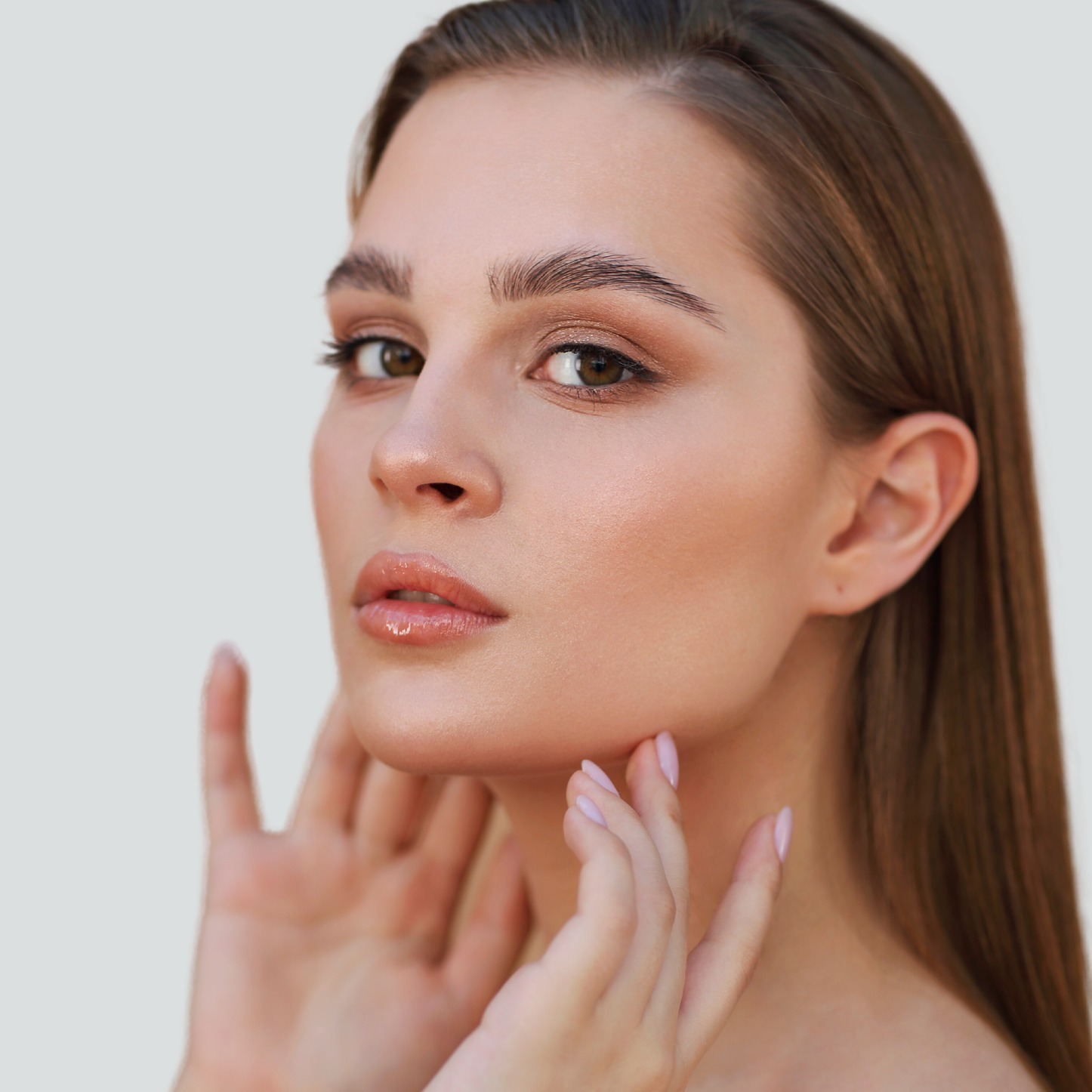 Die Kunst des zeitlosen Alterns: Warum heute schon mit Anti-Aging-Pflege begonnen werden sollte! 🌟
Wir alle träumen von jugendlicher, strahlender Haut, oder? Die gute Nachricht ist, dass wir einen entscheidenden Schritt tun können, um diesen Traum zu verwirklichen: rechtzeitig mit Anti-Aging-Produkten starten! Hier ist der Grund, warum:
1️⃣ Der Zeitpunkt ist jetzt: Die Hautalterung beginnt schon in den 20ern, auch wenn die Zeichen noch subtil sind. Indem du frühzeitig handelst, kannst du den Alterungsprozess effektiv verlangsamen, bevor Falten tiefer werden. Die Hautpflege von Hovell Cosmetics wird ab einem alter von 30 empfohlen.
2️⃣ Bio Plazenta & Hyaluron sind das Geheimnis: Bio Plazenta ist reich an Nährstoffen und hilft, die Haut zu revitalisieren, während Hyaluron Feuchtigkeit einschließt und für pralle, straffe Haut sorgt.
3️⃣ Prävention ist kostengünstiger: Vorbeugen ist günstiger als Heilen! Mit regelmäßiger Verwendung von Anti-Aging-Produkten kannst du teure Behandlungen in der Zukunft vermeiden.
Investiere in die Zukunft deiner Haut! Beginne heute mit der Anti-Aging-Pflege von @hovellcosmetics und erstrahle in zeitloser Schönheit.
Erhältlich bei uns im Studio oder unter www.hovellcosmetics.de
#AntiAging #Hautpflege #ZeitloseSchönheit #JugendlicheHaut #SkincareSecrets