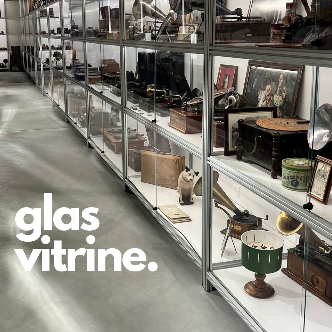 UNVERGLEICHBARE KLARHEIT.
Mit weniger als 1% Restreflexion bietet Luxar Classic eine nahezu vollständige Eliminierung von Spiegelungen, sodass der Betrachter eine direkte und spiegelungsfreie Sicht auf das Exponat genießen kann. Die Enter Technikwelt Solothurn setzt auf absolute Transparenz bei der Inszenierung der Ausstellungen.
#entspiegeltesglas #entertechnikwelt #museum #luxar #glaserei #schweiz #produkt #zuchwil #kurthglas #solothurn