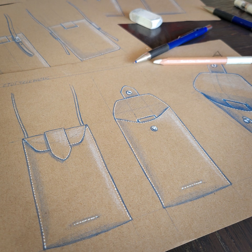 En maroquinerie le dessin n'est pas qu'une affaire de style, il doit aussi être précis...
Prouès by David Hanna - Paris
#savoirfaire
#meilleurouvrierdefrance
#parisluxury
#luxurybag
#triangledorparis
#frenchbag
#madeinfrance
#prouesbydavidhanna
#maroquineriefrancaise
#leatherwork
#frenchleather
#craftmanship
#leatherdesign