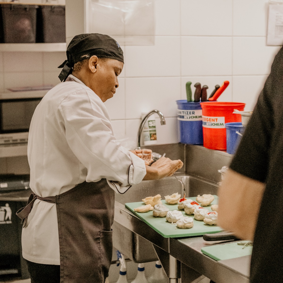 Attention to detail is important to us at ITK. ✨
We take pride in our food and the delivery thereof. Not to mention, keeping our kitchens spic and span is of utmost importance too. 🤩
Call us for your onsite catering needs: 012 007 0177📞
#onsitecatering #cateringsolutions #contractcatering #goodfoodfunfood #heartymeals #weloveservingyou #yoursinservice #yearendfunctions
