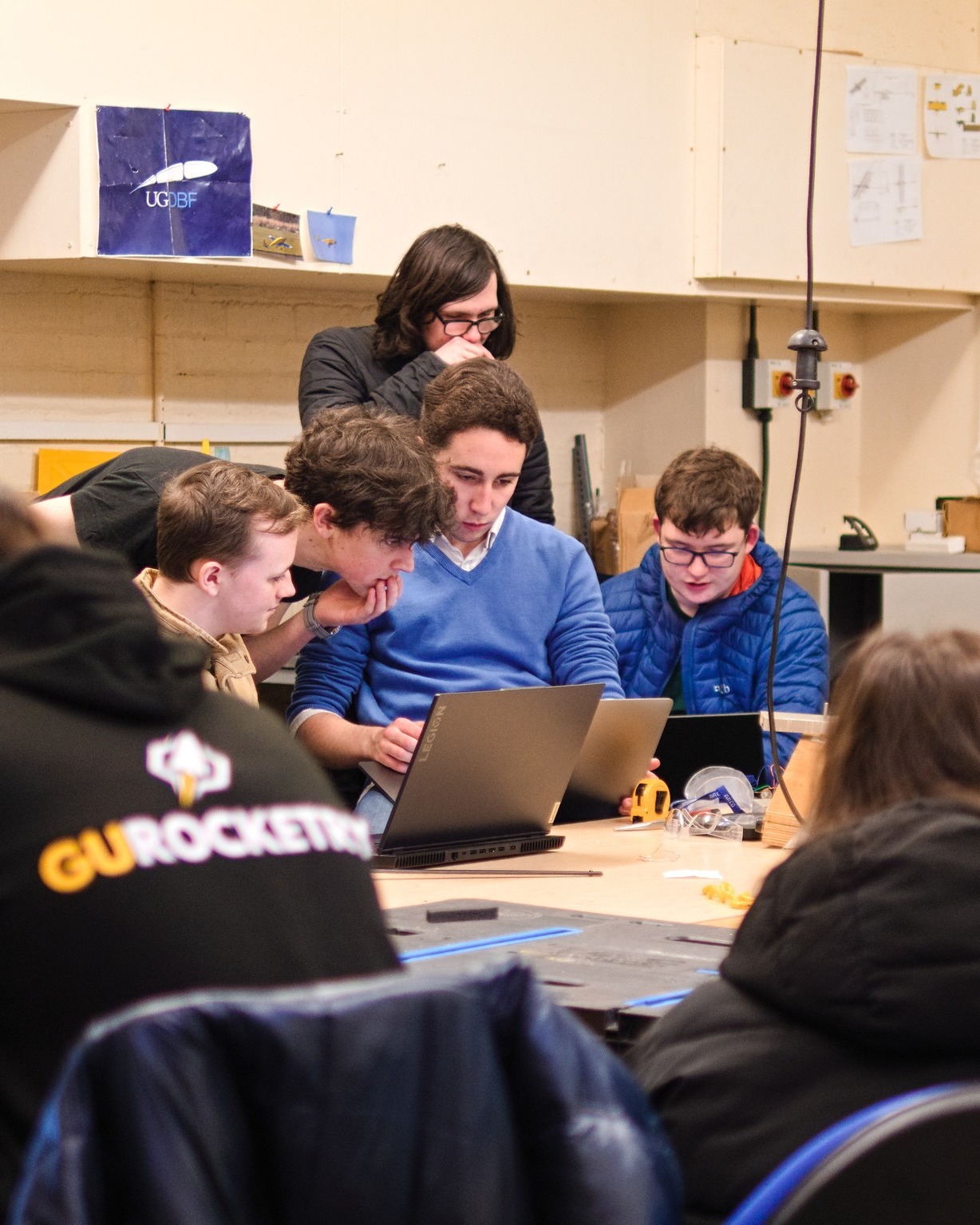 First week of the new semester and we're straight to work! 🚀
The Junior members have nearly finished modelling their own rockets and got together in the lab to get feedback on their designs from their peers and members of our senior teams. 🖋
Soon, they'll pick their parts and start building their rockets using all the knowledge gained throughout the JDP lectures... 🎓
#ThinkBigGoBeyond #science #engineer #Rocket #space