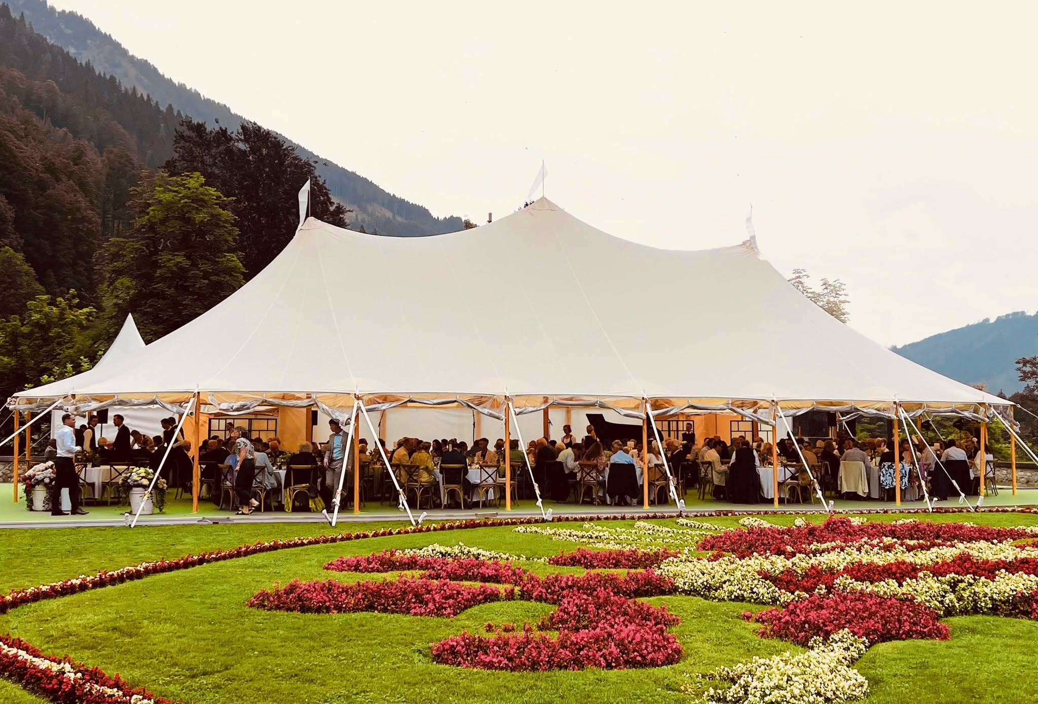 Unsere wunderschönen Sailcloth Zelte überzeugen durch ihre elegante Optik und schaffen eine einzigartige Atmosphäre. 💎☀️
Besonders empfehlenswert sind sie für Sommerhochzeiten, Gartenfeste oder auch Geburtstagspartys.
- modern & einzigartig
- erstklassige Verarbeitung
- hochwertiges Material
- professionelle Montage durch unser Team
- individuell anpassbar
➡️ https://eventshop.tirol/collections/stretch-polezelte
#eventshop #tirol #fantasyevents #fantasy #topservice #professionell #zuverlässig #eventengineering #polezelt #zelte #stretchzelte #canvas #boho #vintage #wedding #hochzeit #gardenparty #birthdayparty #geburtstagsparty #gartenfest #sommer