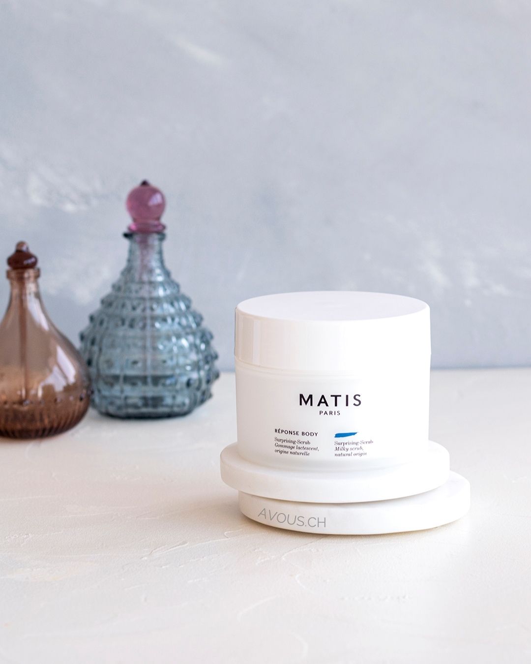 HOME-SPA-WUNDER 2:1
SURPRISING-SCRUB von MATIS PARIS ist ein echtes HOME-SPA-WUNDER mit 99,5% natürlichen Inhaltsstoffen!
Liebst Du das Gefühl von babyweicher Körperhaut?
Ich liebe SURPRISING-SCRUB, da es so superpraktisch in der Anwendung ist. Einfach auf die trockene Haut einmassieren, ab unter die Dusche, und voilà-Überraschung!
Das Körper-Peeling verwandelt sich in eine zart duftende Milch, entfernt also nicht nur abgestorbene Hautzellen sondern pflegt Deine trockene Winterhaut gleichzeitig.
Kein Krümeln, nur pure Hautpflege.
Sende mir einfach eine PN um es auszuprobieren. Ich bin sicher auch Du wirst es lieben!
Winterliche ❄ Grüsse
Catalina
.
.
.
.
.
.
.
.
#peeling #körperpeeling #scrub #bodyscrub #körperpflege #bodycare #bodycareroutine #matis_switzerland #avouscosmetics #körperpflegeprodukt #beautifulbody #smoothskin #surprising #haelthyskin #kosmetik #kosmetikstudiozürich
