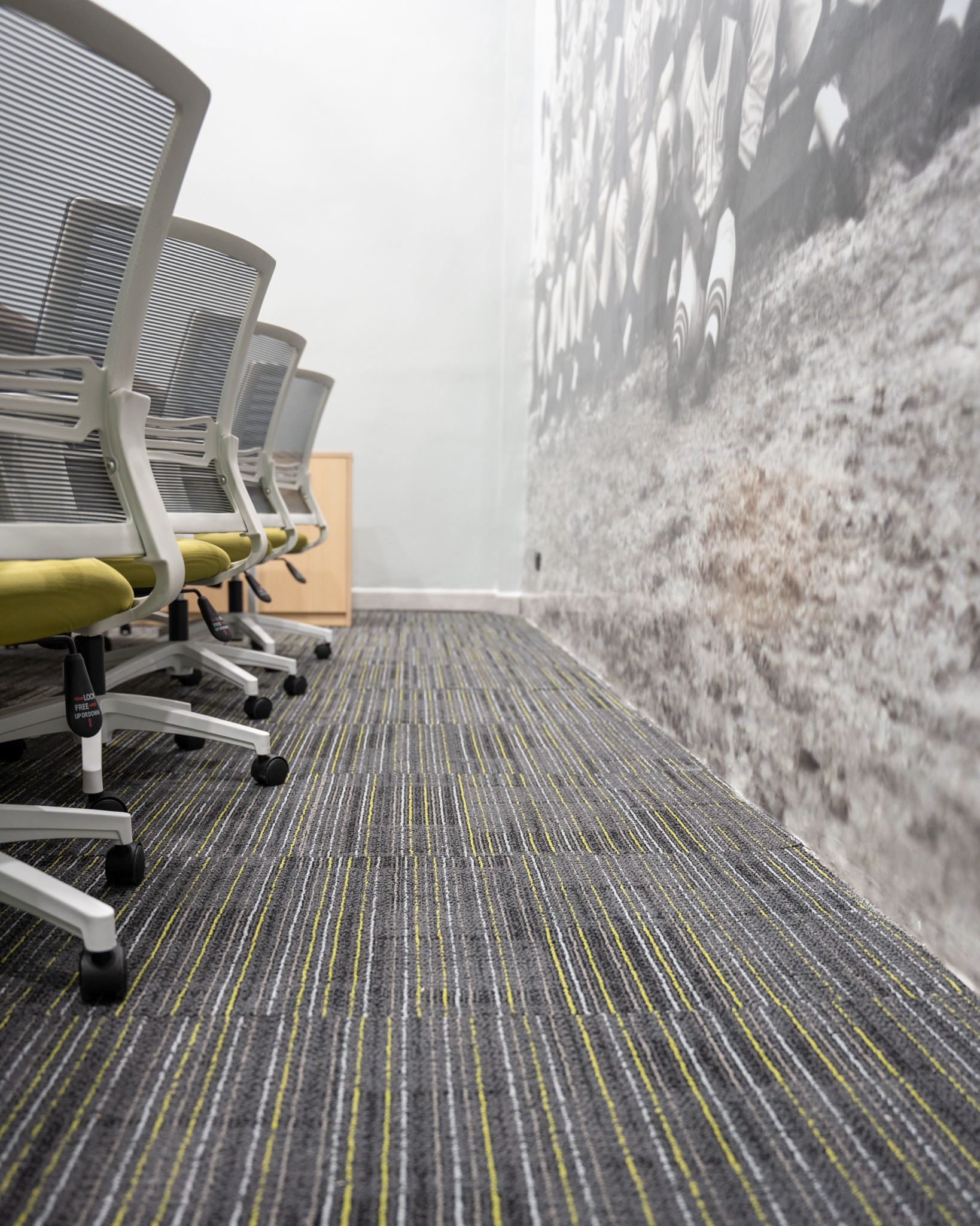 Los nuevos espacios del Estadio Tetelo Vargas, como la sala de prensa y el salón de conferencias, reflejan la pasión y profesionalismo de las Estrellas Orientales, con detalles modernos como la alfombra Interface Gather reflejando los colores del equipo.
Ubicación: Estadio Tetelo Vargas, San Pedro de Macorís
Diseño: @jmfarquitectos
Ejecución: @arena_gorda
Material utilizado: Alfombra Interface Gather - Slate/Accent 180783