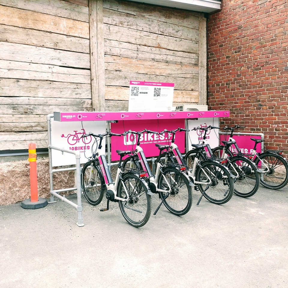 It's is kevät nyt!😎
.
.
.
Hotel Kakolan pyöräaseman fillarit on bäk ja lit! 🔥
Pyörän vuokraaminen onnistuu äpillä muutamaksi tunniksi tai koko wiikendiksi.
Jos tulee problem, niin soita meille 040017100 tai kysy ohjeita respasta.
#ebikestation #sähköpyöräasema #kakolanmäki #movelo #kissmyturku #turku #ebike