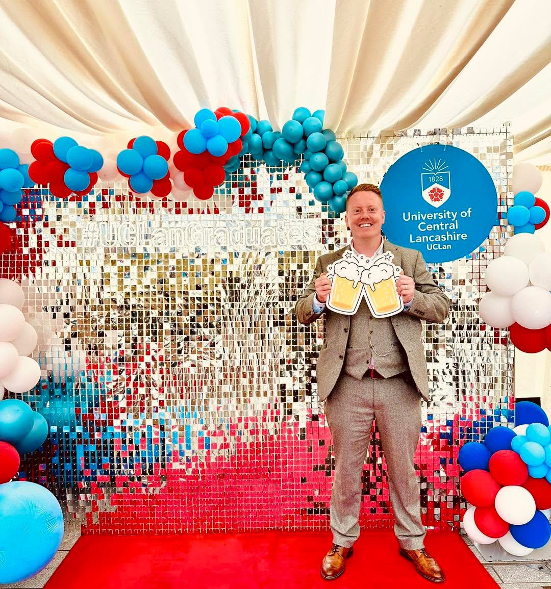 What a brilliant week entertaining all the graduates at @uclanuni once again.
Doing magic morning till night and entertaining 1000+ people was nothing short of amazing.
Another opportunity I am grateful for and I appreciate all the staff at Uclan that continue to have me.
Congratulations to all this year graduates!
#livingthedream