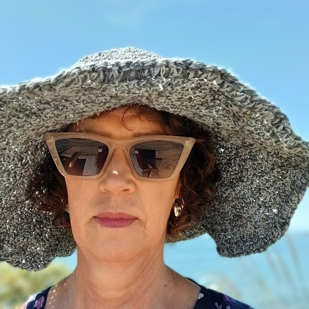 What every woman needs:
- big sunglasses
- a wide brimmed hat
- some R & R
I'm back from a lovely holiday in the sunny North Island and am enjoying being back in the Clinic this week.
Happy New Year & see you soon