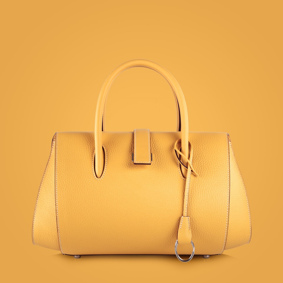 Le sac à main Magnétique Agile 34 cm en cuir de taurillon Impérial.
Prouès by David Hanna - Paris
#savoirfaire
#meilleurouvrierdefrance
#parisluxury
#luxurybag
#triangledorparis
#frenchbag
#madeinfrance
#prouesbydavidhanna
#maroquineriefrancaise
#leatherwork
#frenchleather
#craftmanship
#yellowbag