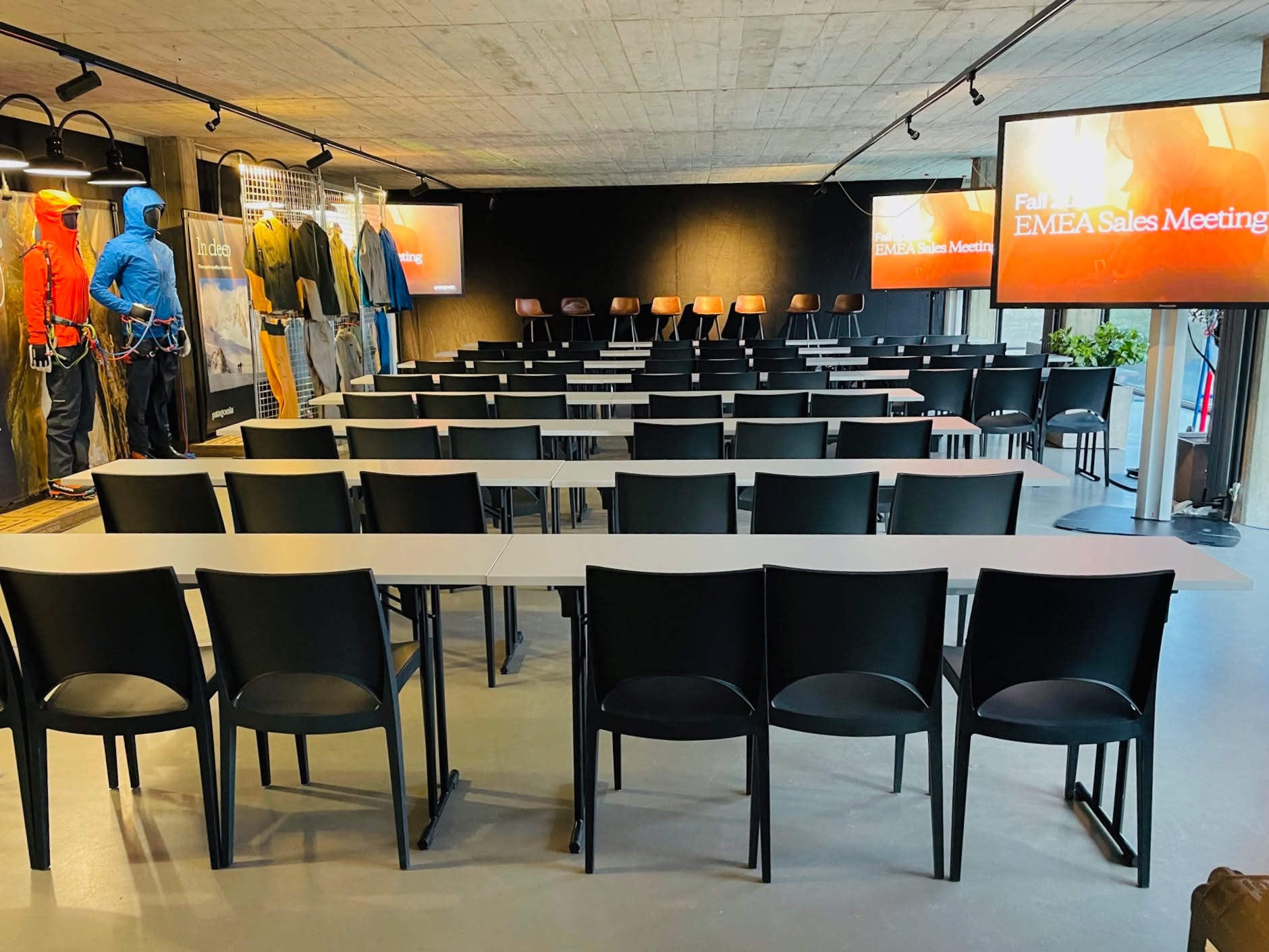 Business & Firmenevents
Produktpräsentationen, Konferenzen und Tagungen - all das machen wir für Sie möglich.
Wir entwickeln individuelle Konzepte, kreieren außergewöhnliche Eventdesigns und realisieren Business-Events auf höchstem Niveau.
- Mobiliar & Ausstattung
- LED Videoscreens
- Displays & Projektoren
- Dolmetschtechnik
- Beschallungstechnik
- Hybrid Events
➡️ https://eventshop.tirol/collections/business-events
#eventshop #fantasyevents #tirol #austria #topservice #professionell #zuverlässig #fullservice #eventengineering #fantasyeventengineering #veranstaltungstechnik #businessevents #firmenfeier #konferenzen #tagungen #produktpräsentation #corporateevents