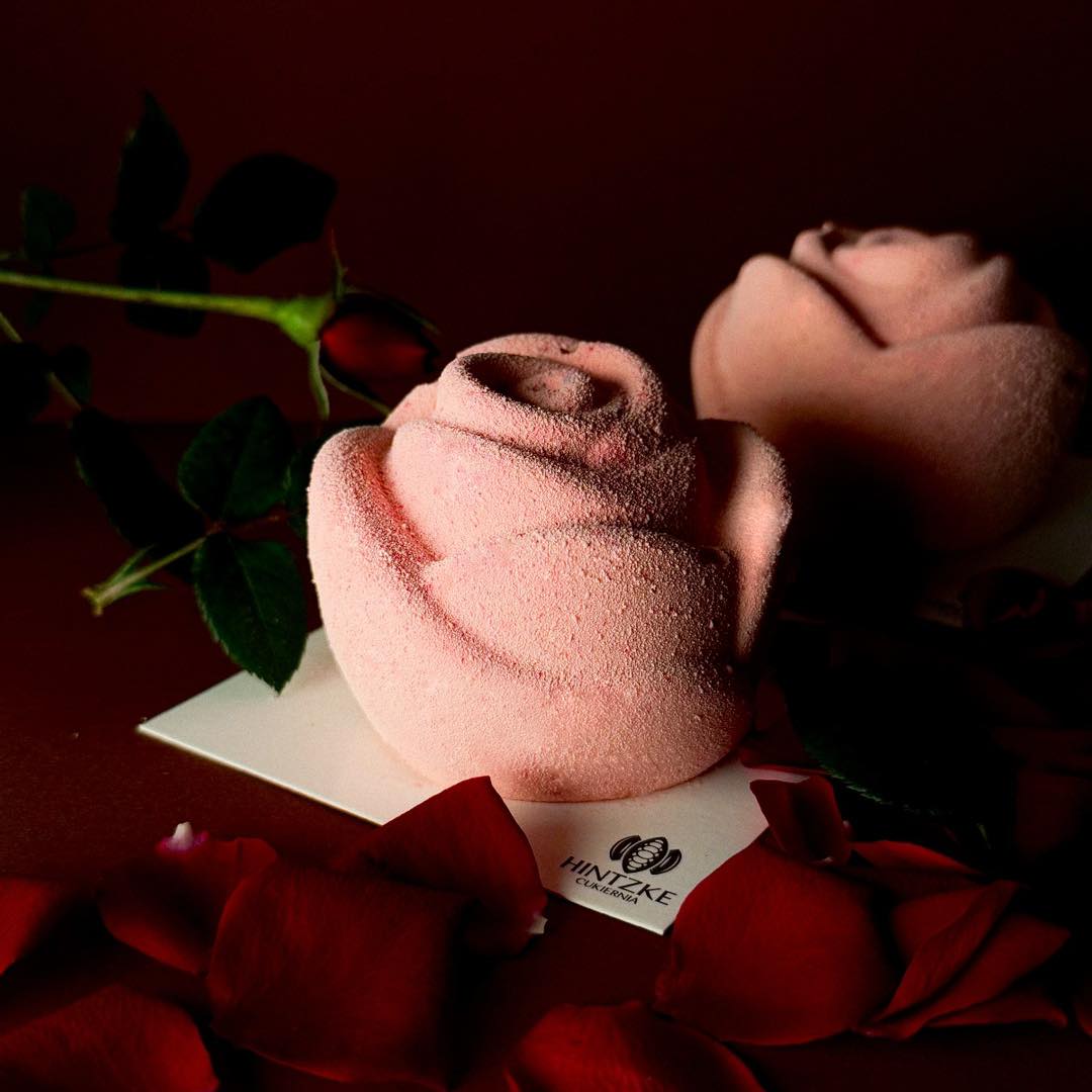 🌹 Każda z Was jest wyjątkowa! 🌹
Drogie Panie, specjalnie dla Was starannie dobraliśmy smaki, aby stworzyć coś niezwykłego na ten szczególny dzień💖
MONOPORCJA ROSE to delikatny biszkopt migdałowy, aromatyczna konfitura z płatków róży w połączeniu z musem różanym i chrupka pralinowa – to połączenie zachwyca✨
Świętuj Dzień Kobiet na słodko 🍰💐 Spraw sobie lub bliskiej osobie słodką niespodziankę!