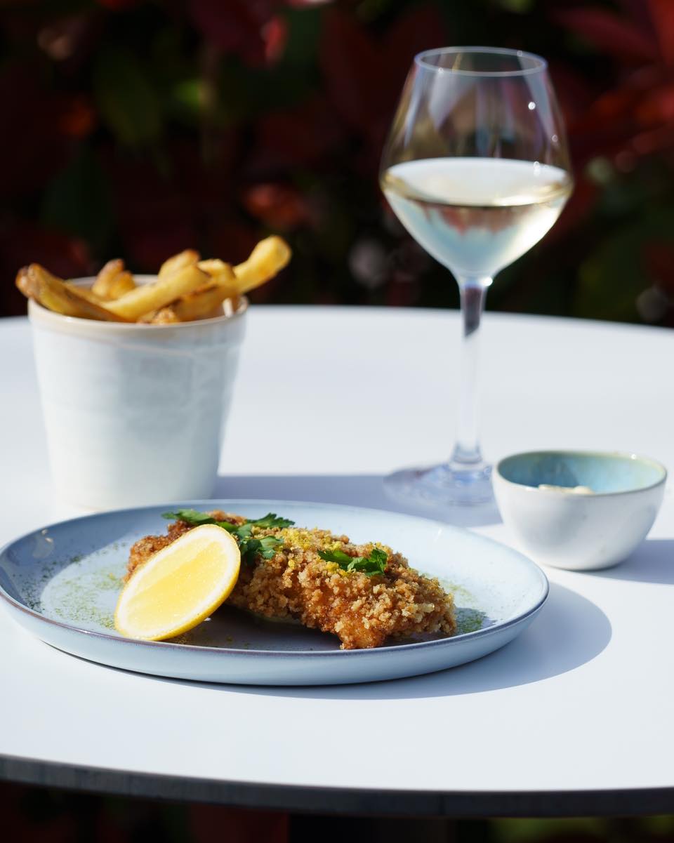 Envie d’un fish and chips maison et de ses frites à l’origan ?
Optez pour notre menu « Au bord de l’eau », disponible les midis uniquement, du lundi au vendredi !
C’est le seul menu où vous pourrez retrouver ce plat 👀
Profitez en !