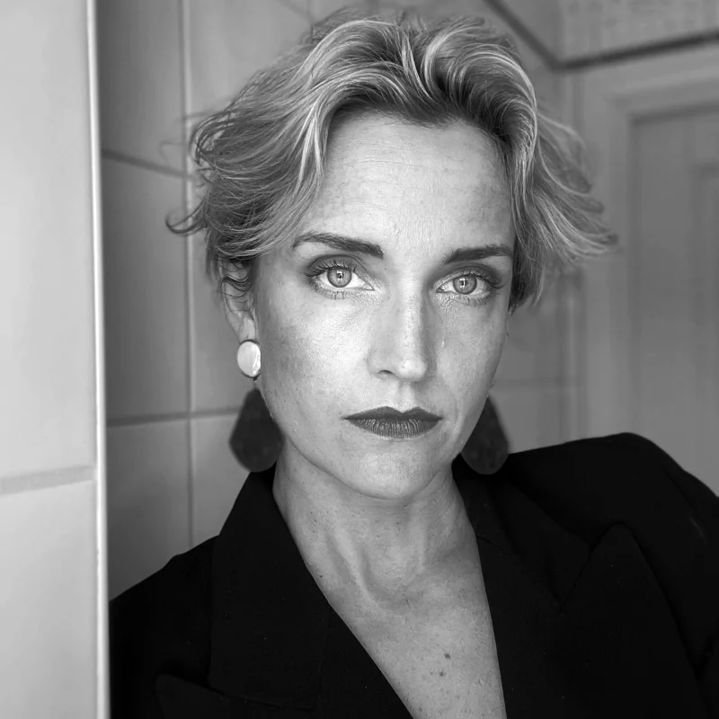 đŁKreativitet och hĂ„llbarhet i fokus - missa inte KAVAIs event den 27 mars!đ
Möt Anna Lidström @anotherblog.se â en inspirerande och banbrytande designer, stylist och konstnĂ€r som driver modevĂ€rlden mot en mer hĂ„llbar framtid. Som universitetslektor vid @textilhogskolan i BorĂ„s och specialist inom redesign och resursĂ„tervinning, utmanar Anna sĂ€ttet vi ser pĂ„ material och design.
Anna har byggt sin karriÀr pÄ att ge nytt liv Ät det som andra vÀnt bort blicken ifrÄn och förvandlat det till nÄgot magiskt. Under eftermiddagen kommer hon att dela sin inspirerande resa frÄn VÀsterbotten till mode- och innovationsmeckat BorÄs och bland annat prata om:
đčAtt vĂ„ga gĂ„ sin egen vĂ€g och skapa en karriĂ€r utanför ramarna.
đčHur kreativitet och design kan bli en kraft för förĂ€ndring.
đčHur hennes passion för hĂ„llbart mode har lett till att hon under de senaste sju Ă„ren deltagit i en rad samarbetsprojekt inom designforskning och innovation tillsammans med den svenska modeindustrin, Textilhögskolan i BorĂ„s och Science Park BorĂ„s, med fokus pĂ„ hĂ„llbarhet inom olika designomrĂ„den.
Anna kommer ocksĂ„ att dela insikter frĂ„n sin doktorsavhandling "Redesign Foundations", dĂ€r hon utforskar framtiden för hĂ„llbart designarbete och utvecklingen av metoder för redesign. Det hĂ€r Ă€r eventet för dig som brinner för hĂ„llbarhet, innovation och att göra skillnad â eller som bara vill bli inspirerad av en visionĂ€r som vet hur man skapar nĂ„got fantastiskt av det ovĂ€ntadeđž
Missa inte chansen att fĂ„ en glimt av framtidens mode och design!âš
LÀs mer och anmÀl dig ⥠https://www.kavai.se/event-details/from-waste-to-wonder-design-som-forandrar
Vid 16-tiden kommer det att serveras en lĂ€ttare mĂ„ltid med avslutande kaffe + kakađȘâ
TID&PLATS: 27 mars kl. 14:45 â 17:00, @qualitygrandboras.
KOSTNAD: 350 kr för gÀster utan guldbiljett. Medlemmar och partners deltar kostnadsfritt.
BETALNING: LÀnk till betalning kommer med anmÀlningsbekrÀftelsen, din plats Àr sÀkrad först nÀr betalning Àr erlagd.
AVANMĂLAN OCH NO-SHOW: AvanmĂ€lan senare Ă€n tisdag 25 mars samt no-show debiteras halva kostnaden.