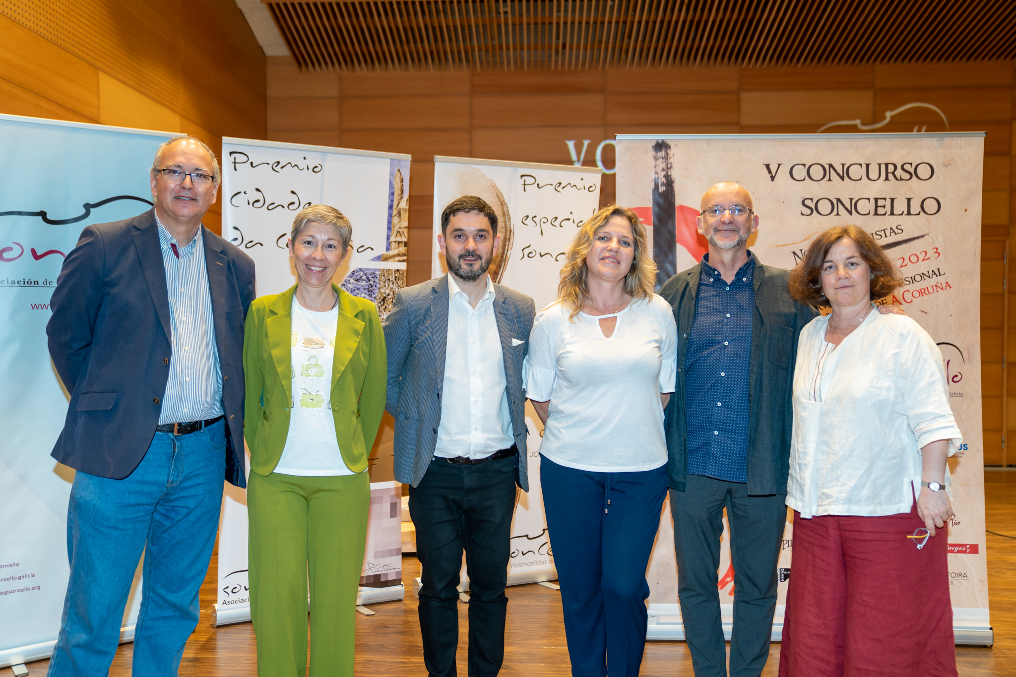 O plazo de inscripción para a VI edición do Concurso Soncello finaliza pronto. Unha vez recibidas as vosas solicitudes de participación e a falta das que podan chegar ata que finalice o plazo de inscrición, comeza a difícil tarefa dos membros do xurado do concurso.
Este ano contamos coa axuda inestimable de David Apellániz (catedrático do CSM de Murcia), José Enrique Bouché (Catedrático do CSM de Castellón), Laura Núñez del Campo (profesora do CMUS de Ponferrada), Carolina Landriscini (Catedrática do CSM de A Coruña, Presidenta de Soncello) e Isabel Font (CMUS Profesional de A Coruña, secretaria de Soncello).
Ademáis, contaremos con Ruslana Prokopenko (Orquesta Sinfónica de Galicia), que colaborará co xurado na deliberación da Categoría Solista, e con Rogelio Groba Otero para a Categoría Especial Soncello.
Dende aquí queremos agradecer a súa colaboración e xenerosidade nesta nova edición do Concurso Soncello.
__________________________________________
El plazo de inscripción para la VI edición del Concurso Soncello finaliza pronto. Una vez recibidas vuestras solicitudes de participación y a falta de las que puedan llegar hasta que finalice el plazo de inscripción, comienza la difícil tarea de los miembros del jurado del concurso.
Este año contamos con la ayuda inestimable de David Apellániz (catedrático del CSM de Murcia), José Enrique Bouché (Catedrático del CSM de Castellón), Laura Núñez del Campo (profesora del CMUS de Ponferrada), Carolina Landriscini (Catedrática del CSM de A Coruña, Presidenta de Soncello) e Isabel Font (CMUS Profesional de A Coruña, secretaria de Soncello).
Además, contaremos con Ruslana Prokopenko (Orquesta Sinfónica de Galicia), que colaborará con el Jurado en la deliberación de la Categoría Solista, y con Rogelio Groba Otero para la Categoría Especial Soncello.
Desde aquí queremos agradecer su colaboración y generosidad en esta nueva edición del Concurso Soncello.