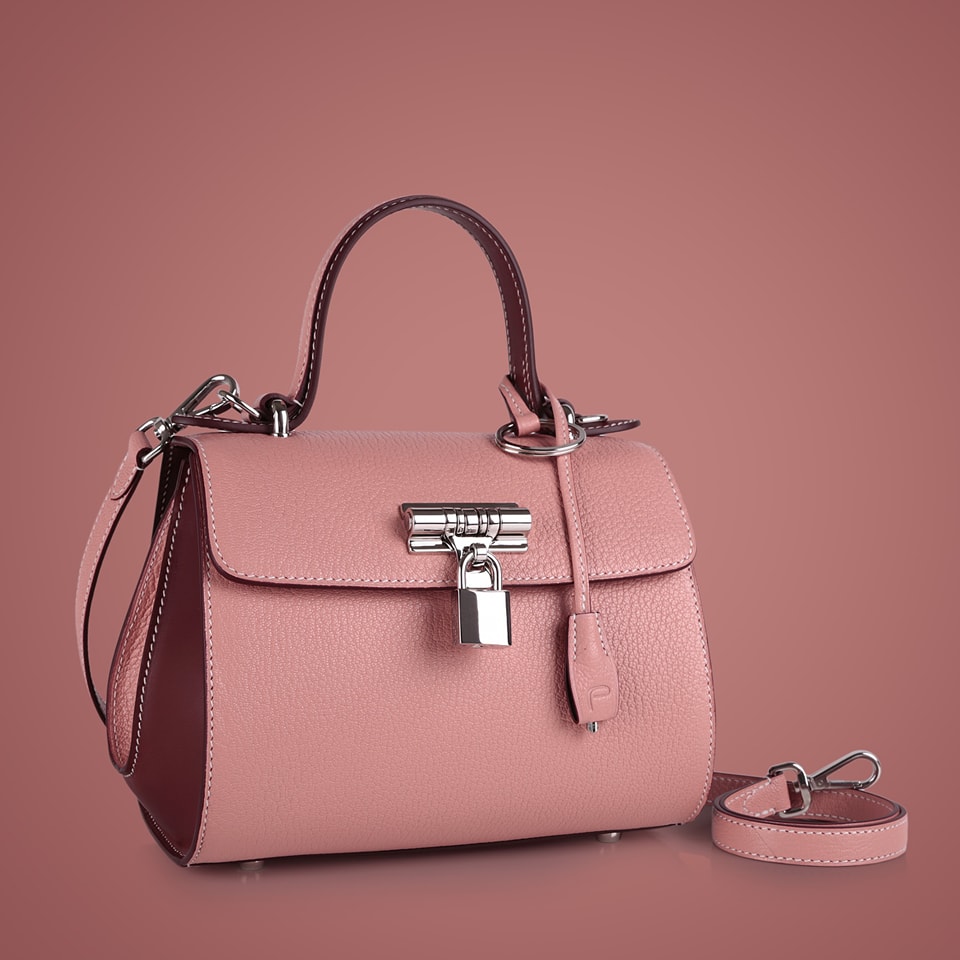 Le sac à main Intrépide 21 cm en cuir de chèvre Rose Antique.
Les ateliers Prouès by David Hanna - Paris
#savoirfaire
#meilleurouvrierdefrance
#parisluxury
#luxurybag
#triangledorparis
#frenchbag
#madeinfrance
#prouesbydavidhanna
#maroquineriefrancaise
#leatherwork
#frenchleather
#craftmanship
#pinkbag