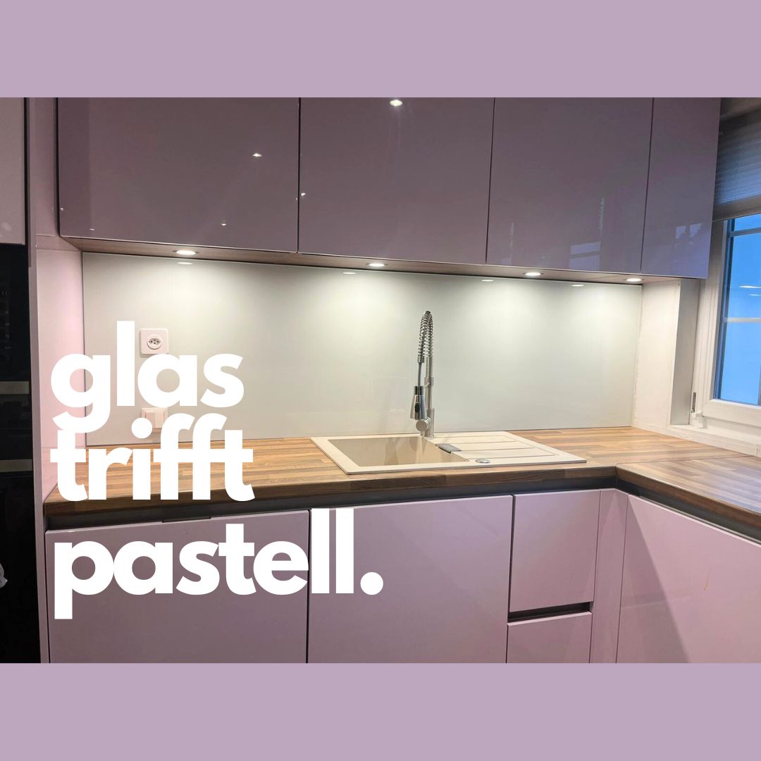 INDIVIDUELL.
Was gefällt dir? Magst du Akzente in Pastell oder lieber ein leuchtendes Türkis? Oder gefallen dir schlichte Naturtöne einfach besser?
In unserer Manufaktur können wir jeden Farbton für das Glas in deiner Küche oder deinem Bad herstellen. Wir beraten dich gerne.
#manufaktur #inspiration #interiourdesign #solothurn #trend #innovativ #design #glaserei #glasbearbeitung