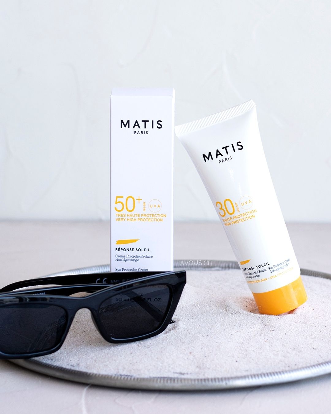 ☀️☀️ IST DEINE SONNENCREME DIE RICHTIGE FÜR DICH? ☀️☀️
Hast Du dich auch schon gefragt ob Deine Sonnenpflege die Richtige ist?
In diesem Produkte-Dschungel ist das auch kein Wunder.🙄
Als Kosmetikfachfrau begeistert mich Réponse Soleil von MATIS PARIS, denn es ist nicht einfach nur eine gewöhnliche Sonnenlinie!
Die Produkte bieten Dir so viel mehr!
Die hochwirksame Schutzformel, bei der die Wirkung der UVA-UVB-Strahlen-Filter durch das Antileukin6 (Braunalgenextrakt), das die Zellen-DNA schützt verstärkt wird, hilft die schädlichen Auswirkungen der Sonne wirksam zu bekämpfen.
Mit Réponse Soleil erhältst Du alles in einem Produkt: einen guten Schutz, Feuchtigkeitspflege, Anti-Aging und eine schöne, gleichmässige Bräune.
Die leichte Textur lässt sich mühelos auftragen und hinterlässt ein angenehmes Hautgefühl mit einem zarten Sommerduft.
Also, worauf wartest Du noch? Gönne Dir den besten Sonnenschutz und geniesse den Sommer mit Réponse Soleil von MATIS PARIS!
Komm vorbei und ich mache Dir eine Sonnen-Beratung. So finden wir gemeinsam raus was perfekt zu Dir passt!
Freue mich
Sonnige Grüsse
Catalina
.
.
.
.
.
.
.
#sonne #sonnenschutz #matisswitzerland #sonnenpflege #AntiAging #avouscosmetics