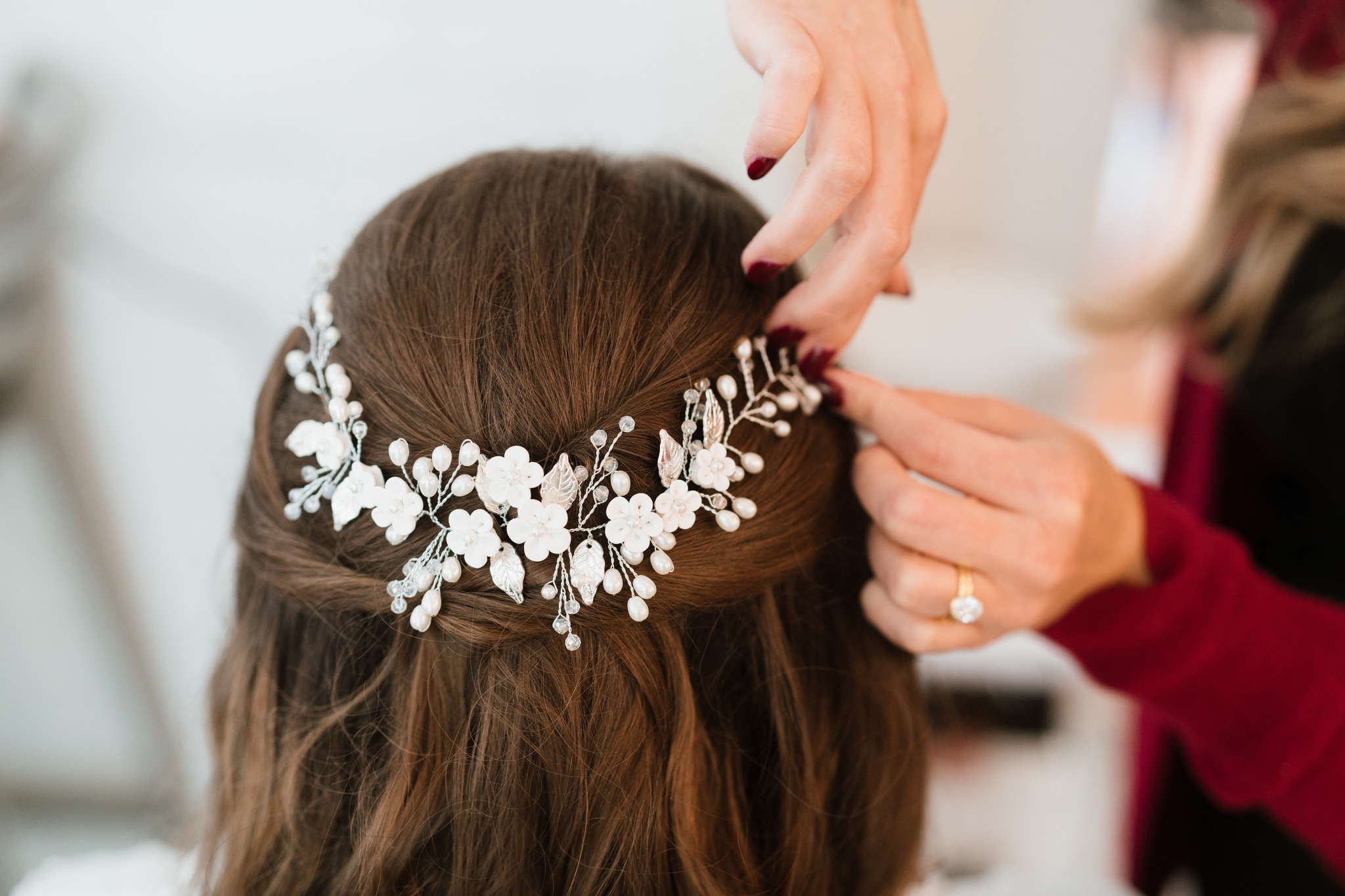 Hair accessories always add that special touch to any bridal style.
.
.
πΈ @thegreensborochirodr.alex