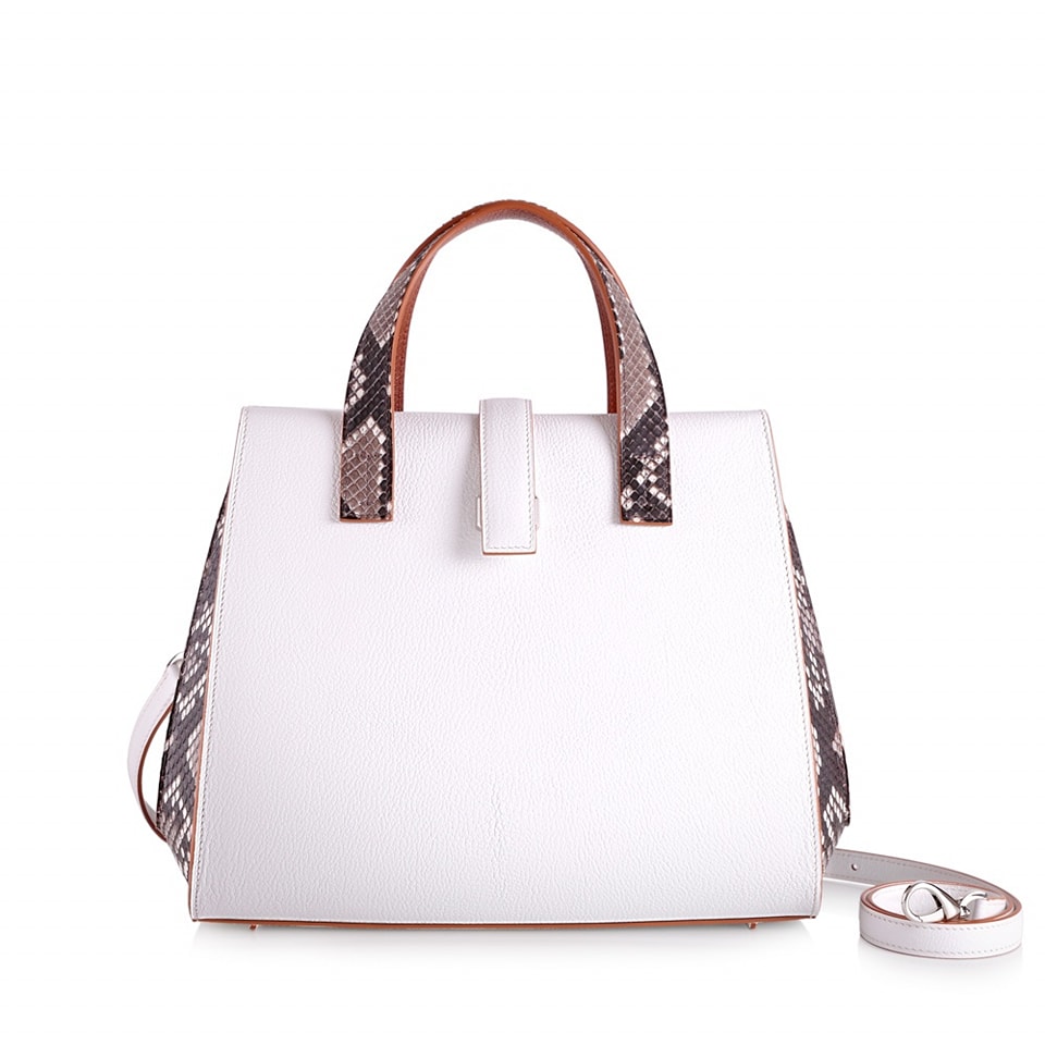 Le sac à main Magnétique 33 cm en cuir de chèvre Ecume et python naturel.
Prouès by David Hanna - Paris
#savoirfaire
#meilleurouvrierdefrance
#parisluxury
#luxurybag
#triangledorparis
#frenchbag
#madeinfrance
#prouesbydavidhanna
#maroquineriefrancaise
#leatherwork
#frenchleather
#craftmanship
#pythonbag