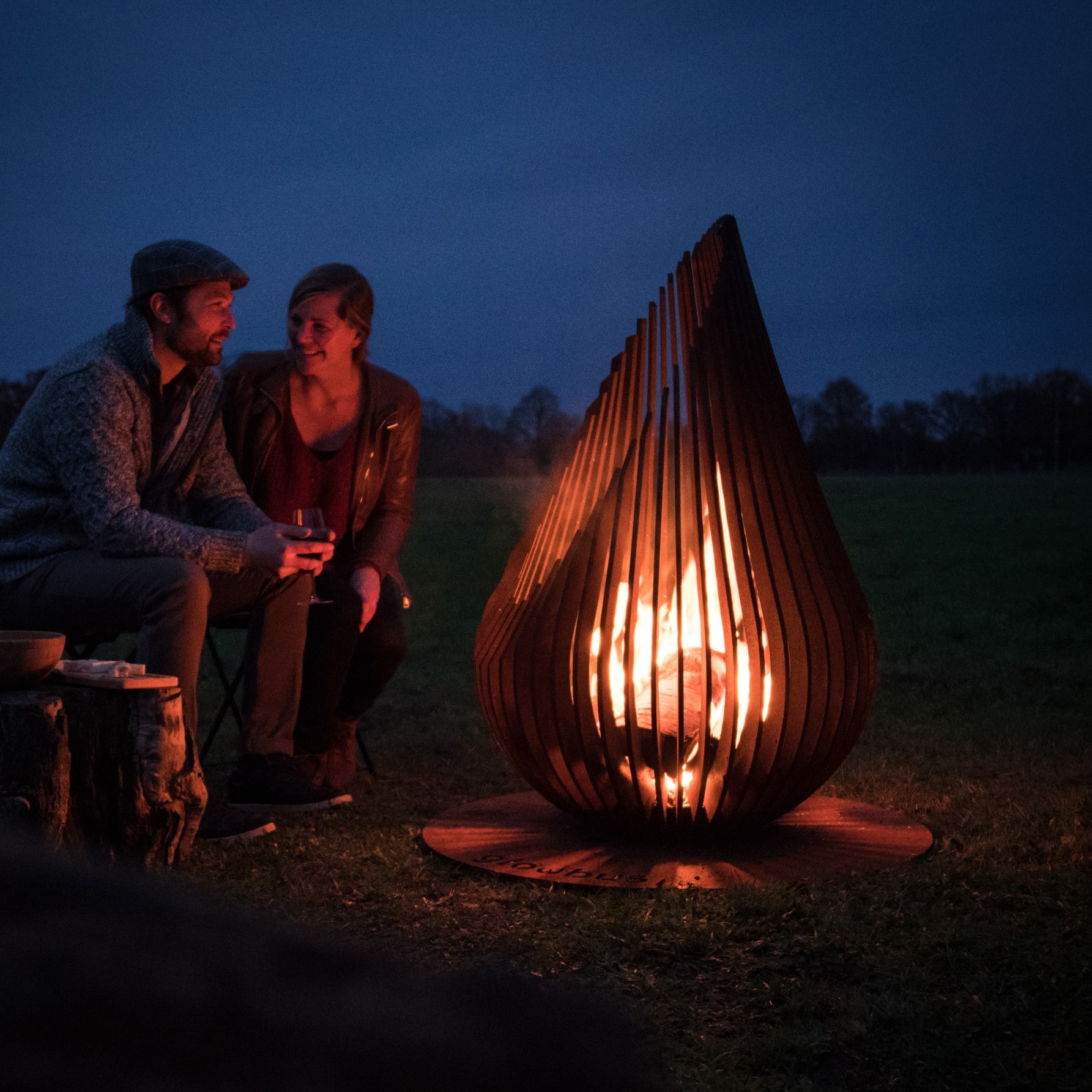 Genéisst déi Hierscht Owender bei engem gemittleche Feier. Ons Feierstellen sinn den Hingucker an all Gaart! #OktoberMood🌙🔥