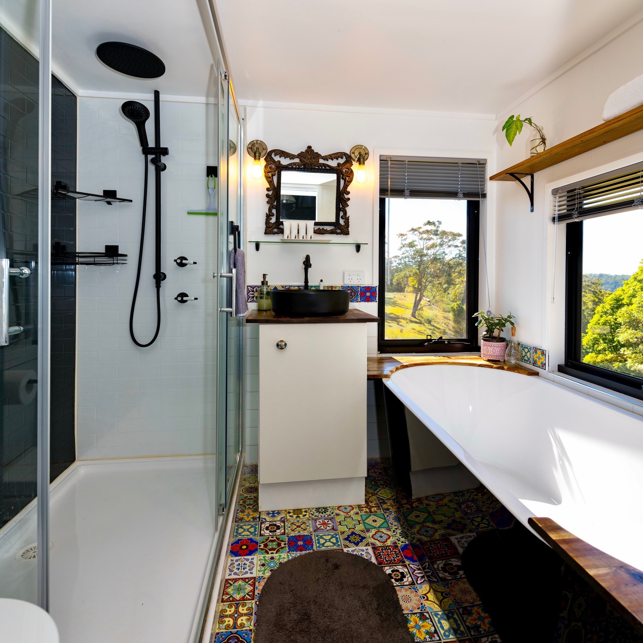 Indulge in a luxurious bath with a stunning countryside view. 😍🛁
Book now!
#relaxation #bathwithaview #countrysideescape #fyreflyretreat #scenicrimqld #tinyhouse