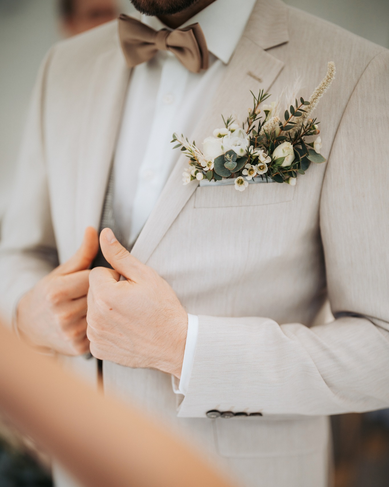 Svatba v horkovzdušném balónu?🎈 I to už je teď jedním z originálních svatebních míst ve Zlínském kraji na Břestku. Pokud uvažujete o vzdušné svatbě, obraťte se na: ✌🤩
Svatební místo @nasrubu_events
Koordinace svateb @wedding_events_cz
Oblek + svatební outfit @mejta_fashion
Šaty @svatebni_atelier_svatebneni
Šperky @klenoty_babayan
Květiny @mbflowerscz
Svatební grafika @zuzadesign
Svatební menu + catering @_hostinar_
Fotograf @patrikpseja.photography
Fotograf @terezakucerova.fotografka
Fotograf @photographer_danca
Video @dejfoto
Balónkové instalace @vasemomenty_by_sierra
Sladký bar @tereza_chocolate
Sladký bar @electrabakery
Svatební inventář (židle, stoly, talíře..) @gregorevent
Make-up, vlasy @nicoldytrych_muah
Ručně šité podvazky @wedding_by_moni
Svatební vozy – půjčovna @weiss.as
Horkovzdušné balóny EU @balony.eu
Hudba @_loop_n_loop_
Hudba @uplne_quartet
Model @ekimaksrv
Modelka @monikaledabylova
#svatba #wedding #nevesta #svatebniinspirace #svatebnisaty #svatebnifotograf #svatebniden #zenich #weddingday #laska #bride #svatebni #love #svatebnifoto #weddingdress #svadba #weddinginspiration #svatebnikytice #praha #svatebnidekorace #weddingphotography #svatby #czechwedding #svatbavprirode #weddingphotographer #svatebn #svatebnivyzdoba #zasnuby #svatbavestodole #svatebnifotografie