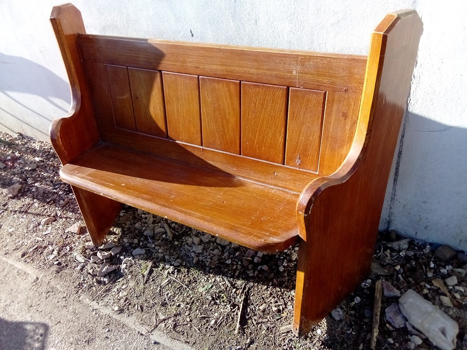 How adorable are these church pews! Perfect for a hallway or seating for a sun room. Can be easily painted!! 130 x 42 £250 each!