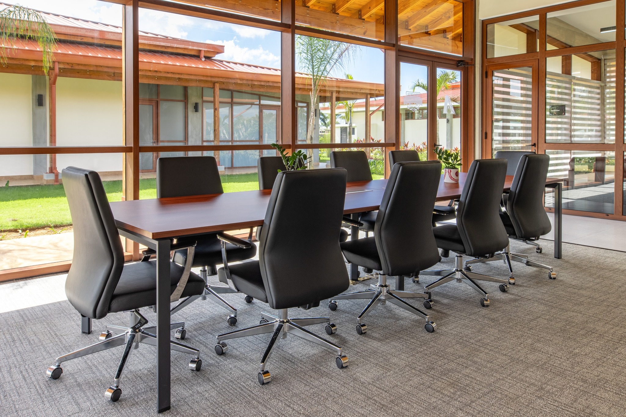 Cada espacio de trabajo debe ser funcional y visualmente agradable. En las oficinas de la academia de béisbol de los Arizona Diamondbacks, se diseñó un entorno que combina confort y estilo, utilizando materiales de alta calidad como las alfombras de Shaw Contract para crear una atmósfera moderna y eficiente. El diseño se pensó para adaptarse a las necesidades del espacio, mientras que la ejecución garantizó una instalación impecable.
Proyecto: Academia de Béisbol Arizona Diamondbacks
Ubicación: Boca Chica.
Diseño: @jmfarquitectos
Ejecución: @arena_gorda
Fotografía: @lprieto
Materiales utilizados: Shaw Contract Surround Tile, color Limestone 17530