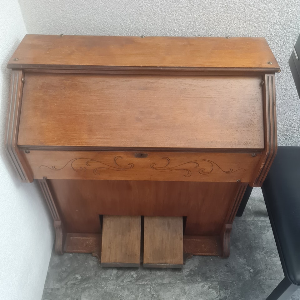 Gratis abzuholen. 🙃
Bei Interesse bitte per PN melden. Instrument ist defekt, steht bei mir als hübsche Deko im Laden.
Kein Versand. Nur Abholung.
Nämlich hier:
Rock'N'Roli's Musik Shop
Kirchstrasse 2b
8580 Amriswil